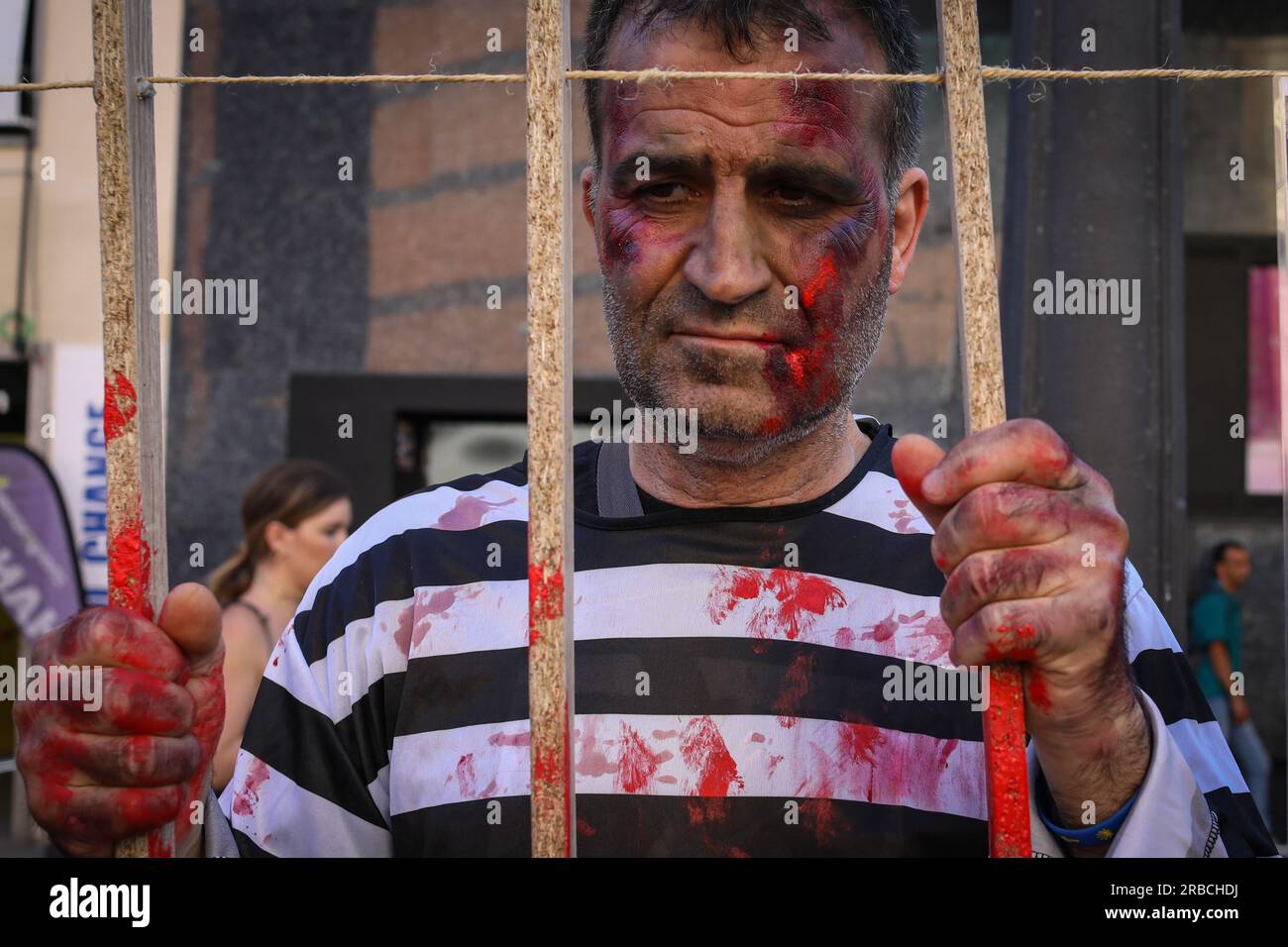 Madrid, Spanien. 08. Juli 2023. Ein als Gefangener verkleideter iranischer Aktivist vertritt den iranischen Künstler Toomaj, der während der Demonstration im Iran inhaftiert war. Eine Gruppe iranischer Einwohner, die in Madrid leben, traf sich am Nachmittag des 8. Juni auf der Plaza de Callao, um eine Leistung zur Unterstützung des iranischen Rappers Toomaj, der von der Regierung im persischen Land inhaftiert wurde, zu präsentieren und seine Freilassung zu fordern. Kredit: SOPA Images Limited/Alamy Live News Stockfoto