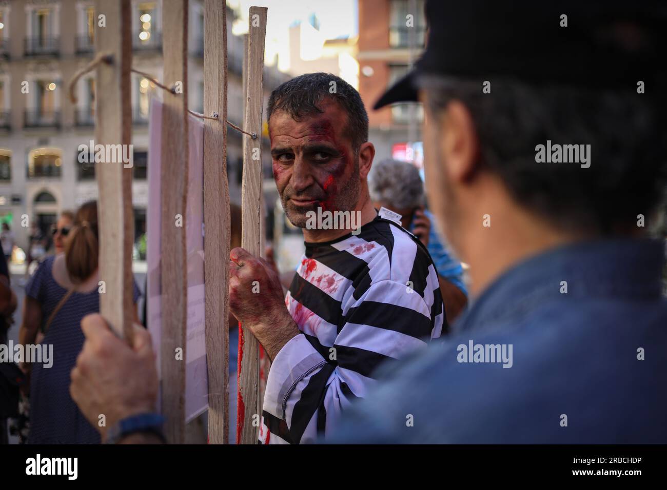 Madrid, Spanien. 08. Juli 2023. Ein als Gefangener verkleideter iranischer Aktivist vertritt den iranischen Künstler Toomaj, der während der Demonstration im Iran inhaftiert war. Eine Gruppe iranischer Einwohner, die in Madrid leben, traf sich am Nachmittag des 8. Juni auf der Plaza de Callao, um eine Leistung zur Unterstützung des iranischen Rappers Toomaj, der von der Regierung im persischen Land inhaftiert wurde, zu präsentieren und seine Freilassung zu fordern. Kredit: SOPA Images Limited/Alamy Live News Stockfoto