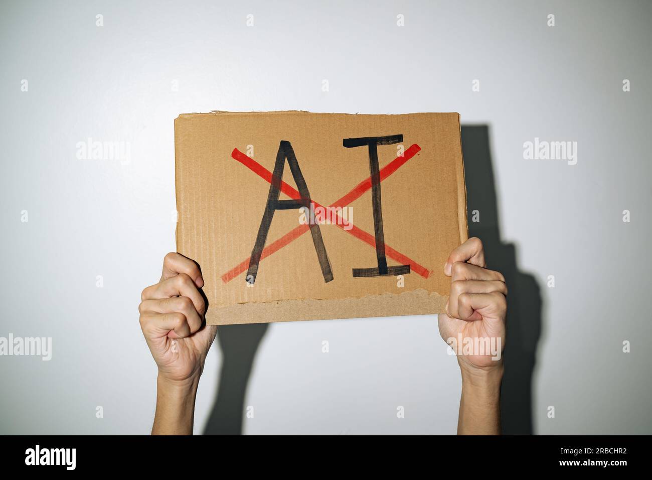 Männer mit dem Plakat „Keine KI“ Stockfoto