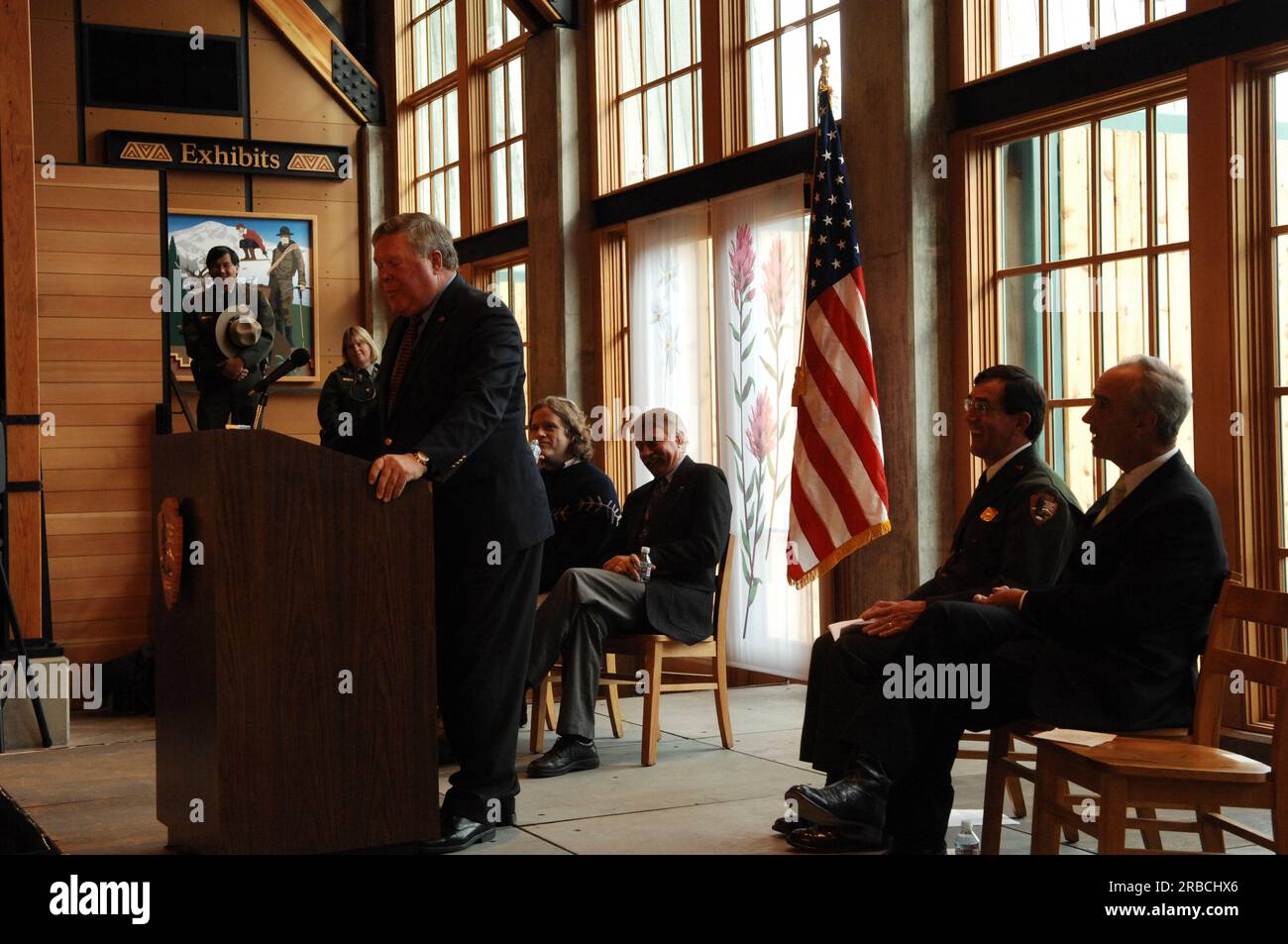 Minister Dirk Kempthorne besucht den Mount Rainier National Park in Washington, wo er bei der großen Eröffnungs- und Einweihungszeremonie für das neue Henry M. Jackson Memorial Visitor Center im Paradise Area of the Park die Grundsatzrede hielt. Minister Kempthorne wurde von Würdenträgern begleitet, darunter: Washington Congressman Norman Dicks, Vorsitzender des Unterkomitees des Hauses für Nationalparks; National Park Service Pacific West Regional Director Jonathan Jarvis; Mount Rainier Superintendent Dave Uberuaga; stellvertretender Innenminister für Wasser und Wissenschaft Kameran Onley; Nisqu Stockfoto