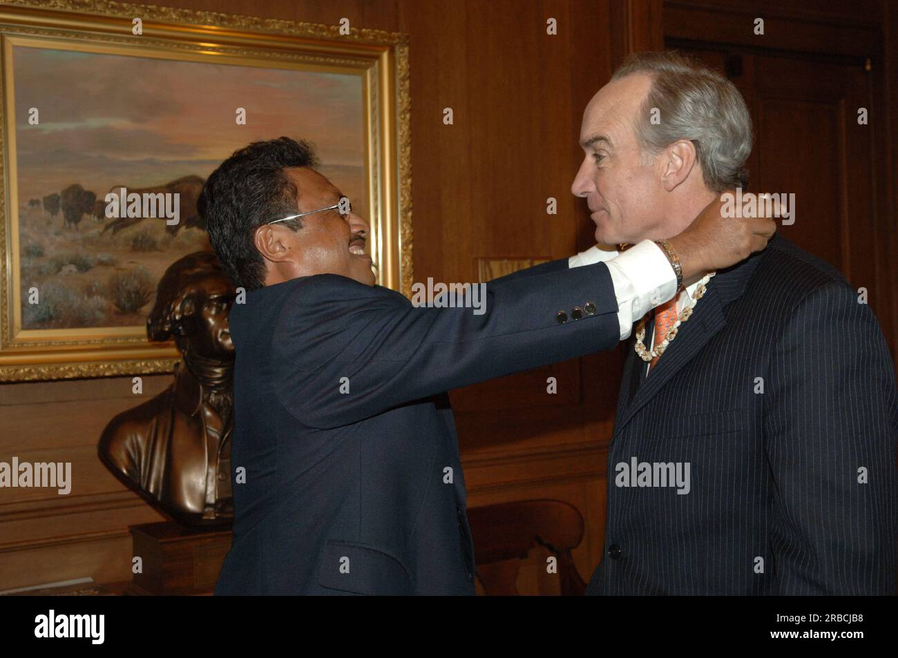 Treffen von Staatssekretär Dirk Kempthorne im Hauptinneren mit einer Regierungsdelegation der Republik Palau unter Leitung von Palau-Präsident Tommy Remengesau. Sekretär Kempthorne und Präsident Remengesau erörterten unter anderem die Möglichkeit, auf der Insel Peleliu in Palau ein nationales Kulturerbe zu errichten, sowie die bevorstehende Überprüfung des Palau-U.S. Kompakt der freien Assoziation. Stockfoto