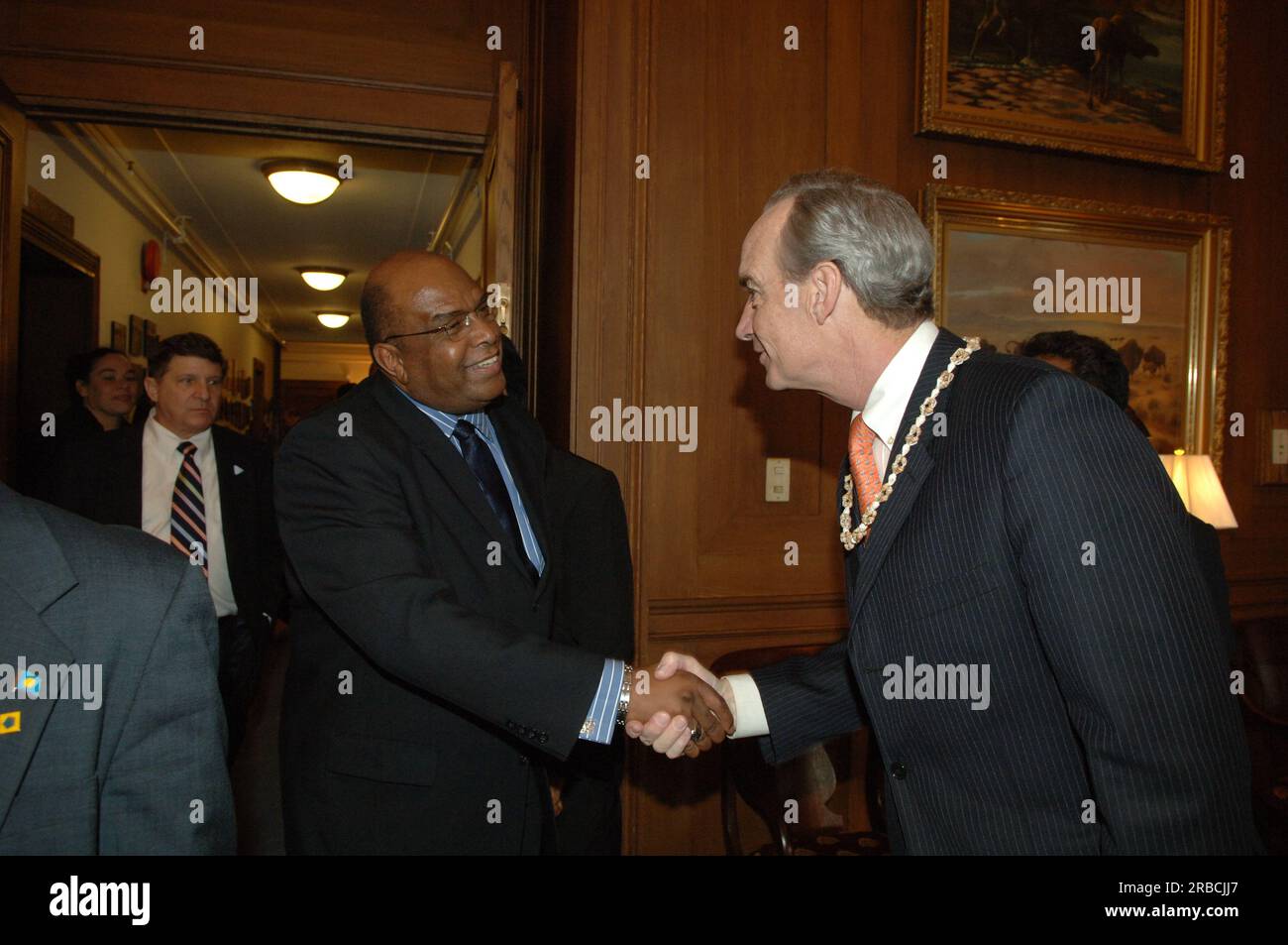 Treffen von Staatssekretär Dirk Kempthorne im Hauptinneren mit einer Regierungsdelegation der Republik Palau unter Leitung von Palau-Präsident Tommy Remengesau. Sekretär Kempthorne und Präsident Remengesau erörterten unter anderem die Möglichkeit, auf der Insel Peleliu in Palau ein nationales Kulturerbe zu errichten, sowie die bevorstehende Überprüfung des Palau-U.S. Kompakt der freien Assoziation. Stockfoto
