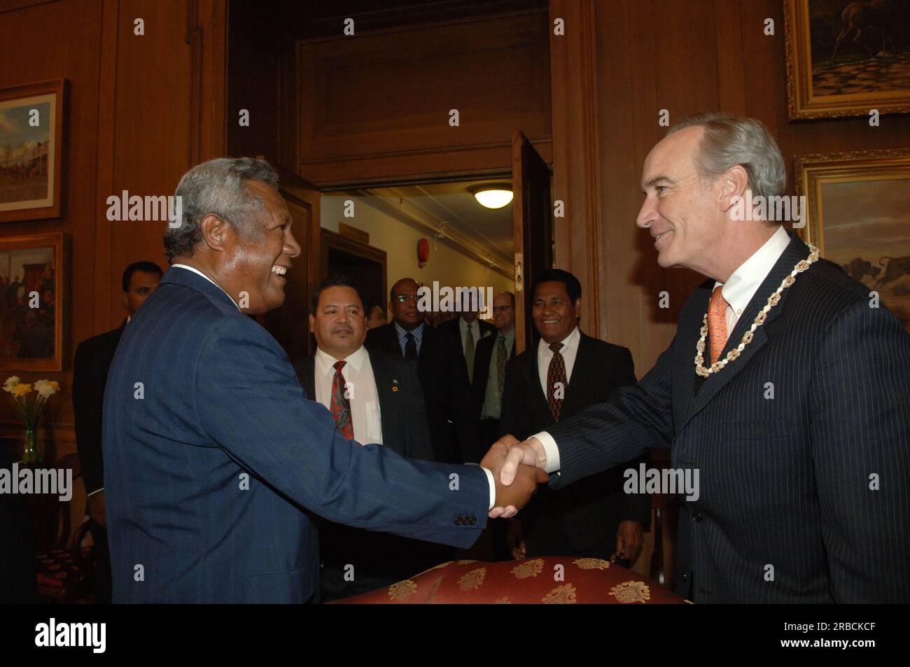 Treffen von Staatssekretär Dirk Kempthorne im Hauptinneren mit einer Regierungsdelegation der Republik Palau unter Leitung von Palau-Präsident Tommy Remengesau. Sekretär Kempthorne und Präsident Remengesau erörterten unter anderem die Möglichkeit, auf der Insel Peleliu in Palau ein nationales Kulturerbe zu errichten, sowie die bevorstehende Überprüfung des Palau-U.S. Kompakt der freien Assoziation. Stockfoto