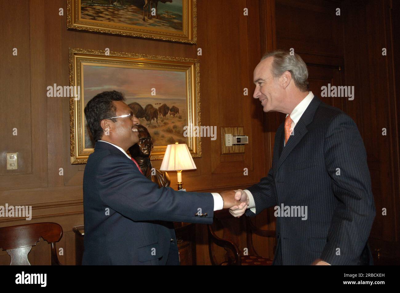 Treffen von Staatssekretär Dirk Kempthorne im Hauptinneren mit einer Regierungsdelegation der Republik Palau unter Leitung von Palau-Präsident Tommy Remengesau. Sekretär Kempthorne und Präsident Remengesau erörterten unter anderem die Möglichkeit, auf der Insel Peleliu in Palau ein nationales Kulturerbe zu errichten, sowie die bevorstehende Überprüfung des Palau-U.S. Kompakt der freien Assoziation. Stockfoto