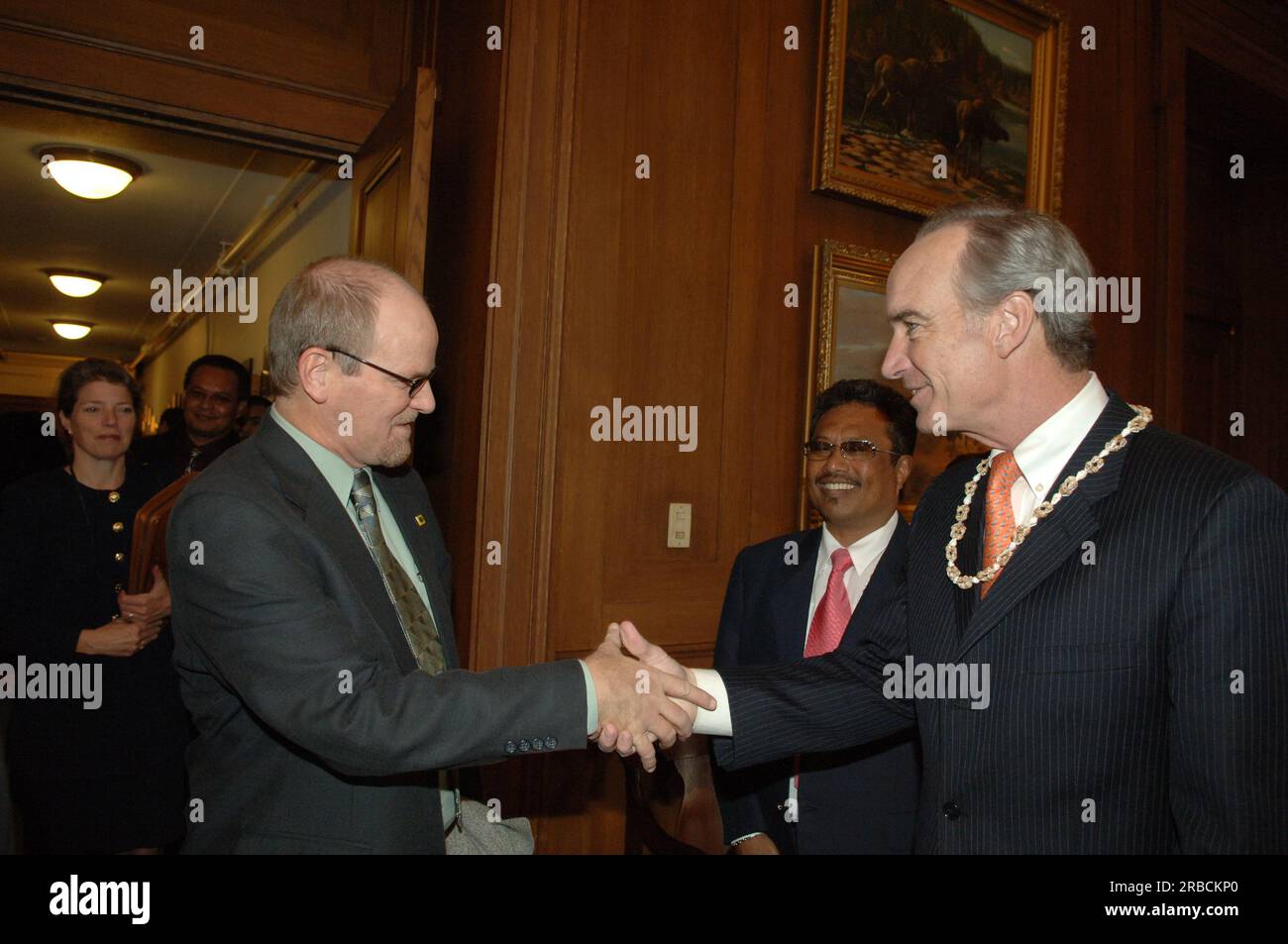 Treffen von Staatssekretär Dirk Kempthorne im Hauptinneren mit einer Regierungsdelegation der Republik Palau unter Leitung von Palau-Präsident Tommy Remengesau. Sekretär Kempthorne und Präsident Remengesau erörterten unter anderem die Möglichkeit, auf der Insel Peleliu in Palau ein nationales Kulturerbe zu errichten, sowie die bevorstehende Überprüfung des Palau-U.S. Kompakt der freien Assoziation. Stockfoto
