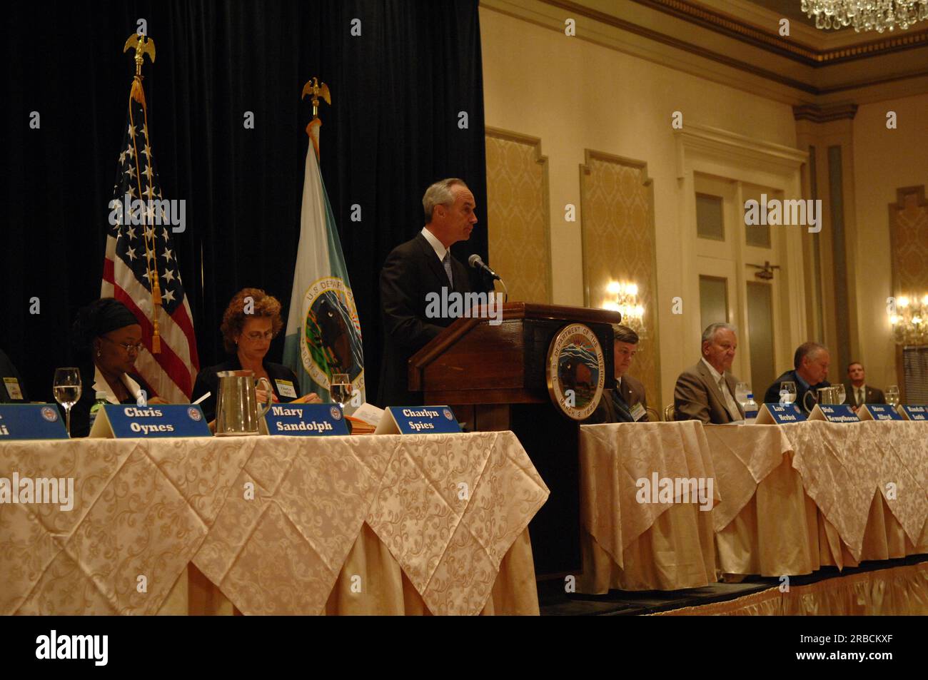 Besuch von Minister Dirk Kempthorne in New Orleans, Louisiana, um den Outer Continental Shelf (OCS) Öl- und Gasleasingverkauf 207 des Minerals Management Service für den westlichen Golf von Mexiko zu eröffnen und zu schließen. Sekretär Kempthorne veranstaltete am Ende des Verkaufs eine Pressekonferenz, um das endgültige Gebot sowie die Bedeutung des Verkaufs für die Energiediskussion des Landes bekannt zu geben. Stockfoto