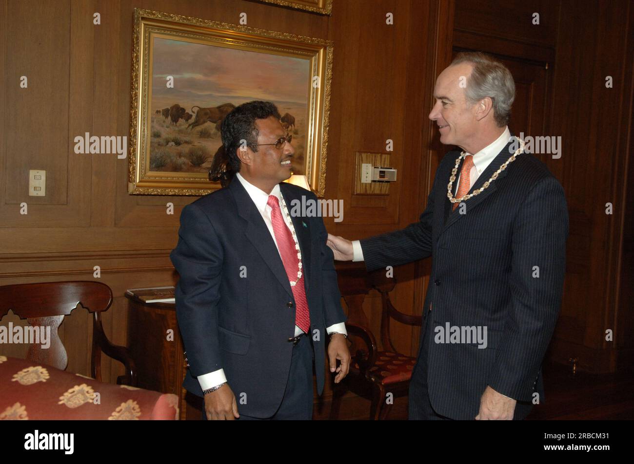 Treffen von Staatssekretär Dirk Kempthorne im Hauptinneren mit einer Regierungsdelegation der Republik Palau unter Leitung von Palau-Präsident Tommy Remengesau. Sekretär Kempthorne und Präsident Remengesau erörterten unter anderem die Möglichkeit, auf der Insel Peleliu in Palau ein nationales Kulturerbe zu errichten, sowie die bevorstehende Überprüfung des Palau-U.S. Kompakt der freien Assoziation. Stockfoto