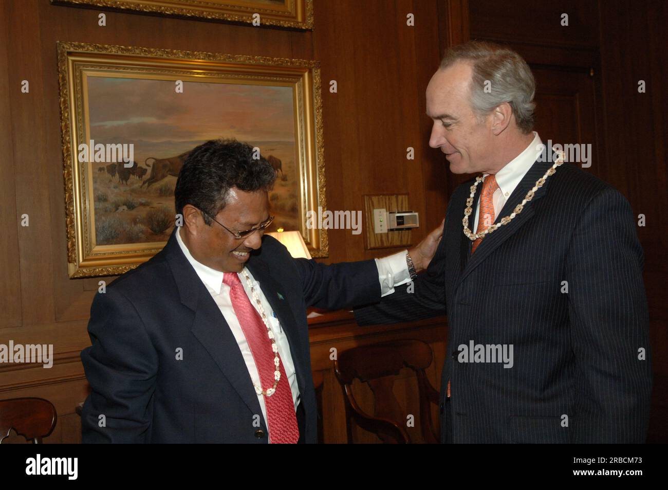 Treffen von Staatssekretär Dirk Kempthorne im Hauptinneren mit einer Regierungsdelegation der Republik Palau unter Leitung von Palau-Präsident Tommy Remengesau. Sekretär Kempthorne und Präsident Remengesau erörterten unter anderem die Möglichkeit, auf der Insel Peleliu in Palau ein nationales Kulturerbe zu errichten, sowie die bevorstehende Überprüfung des Palau-U.S. Kompakt der freien Assoziation. Stockfoto