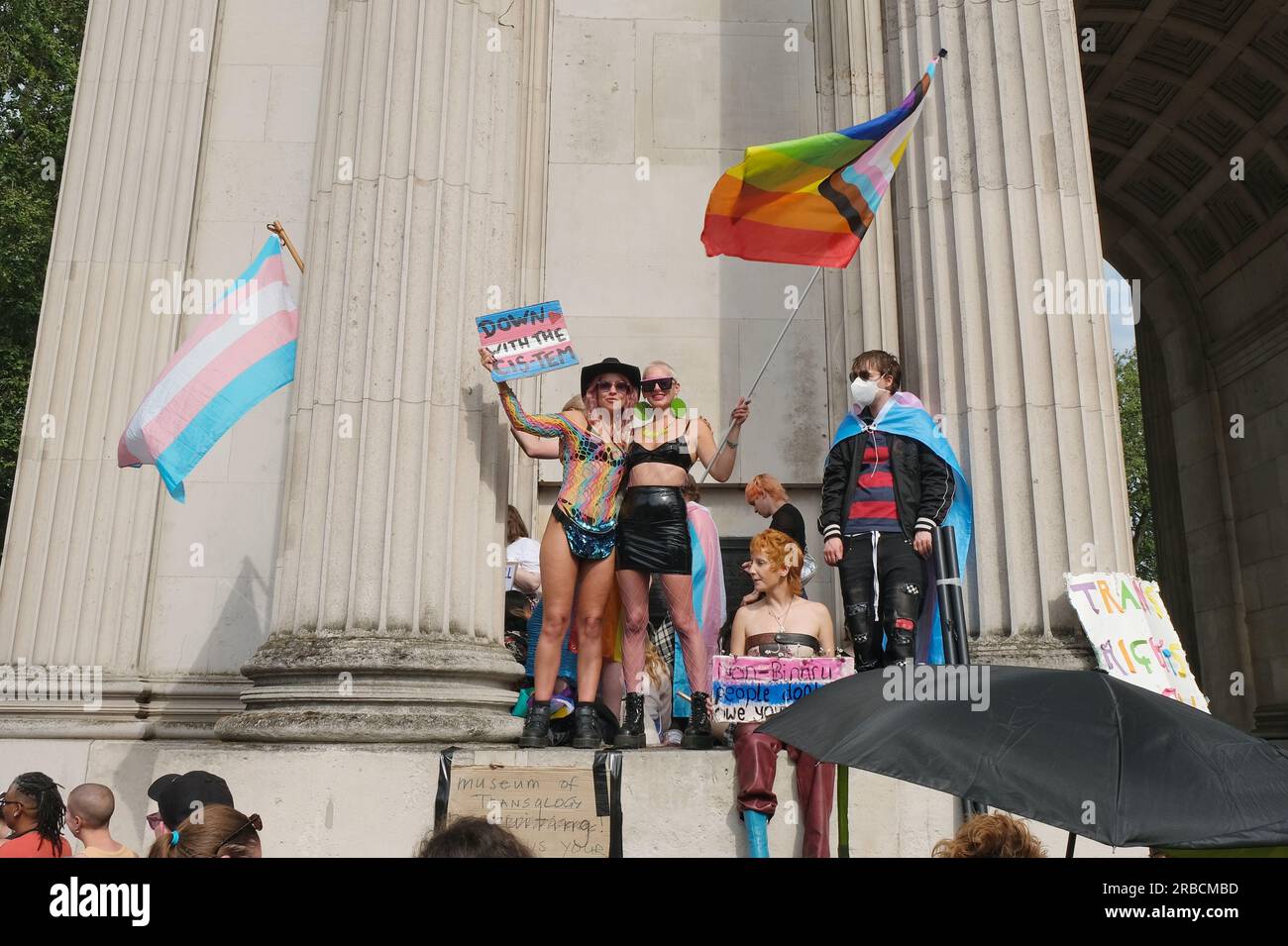 London, Großbritannien. 8. Juli 2023. Tausende Teilnehmer nahmen am Trans+-Pride-marsch Teil, um zu protestieren und den fünften Jahrestag der Basisveranstaltung für transsexuelle, nicht binäre, geschlechtsspezifische, intersexuelle Menschen und ihre Verbündeten zu feiern. Kredit: Elfte Stunde Fotografie/Alamy Live News Stockfoto