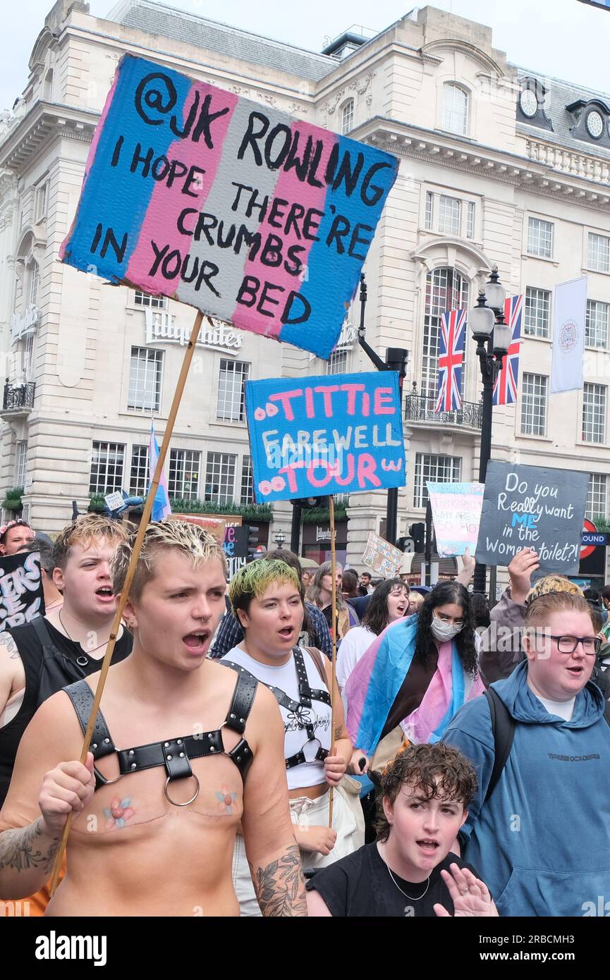 London, Großbritannien. 8. Juli 2023. Tausende Teilnehmer nahmen am Trans+-Pride-marsch Teil, um zu protestieren und den fünften Jahrestag der Basisveranstaltung für transsexuelle, nicht binäre, geschlechtsspezifische, intersexuelle Menschen und ihre Verbündeten zu feiern. Kredit: Elfte Stunde Fotografie/Alamy Live News Stockfoto