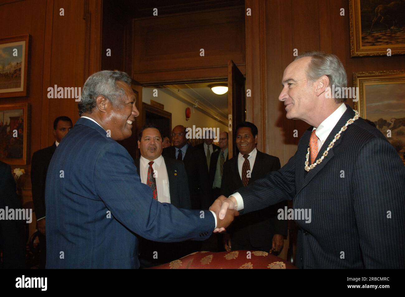 Treffen von Staatssekretär Dirk Kempthorne im Hauptinneren mit einer Regierungsdelegation der Republik Palau unter Leitung von Palau-Präsident Tommy Remengesau. Sekretär Kempthorne und Präsident Remengesau erörterten unter anderem die Möglichkeit, auf der Insel Peleliu in Palau ein nationales Kulturerbe zu errichten, sowie die bevorstehende Überprüfung des Palau-U.S. Kompakt der freien Assoziation. Stockfoto