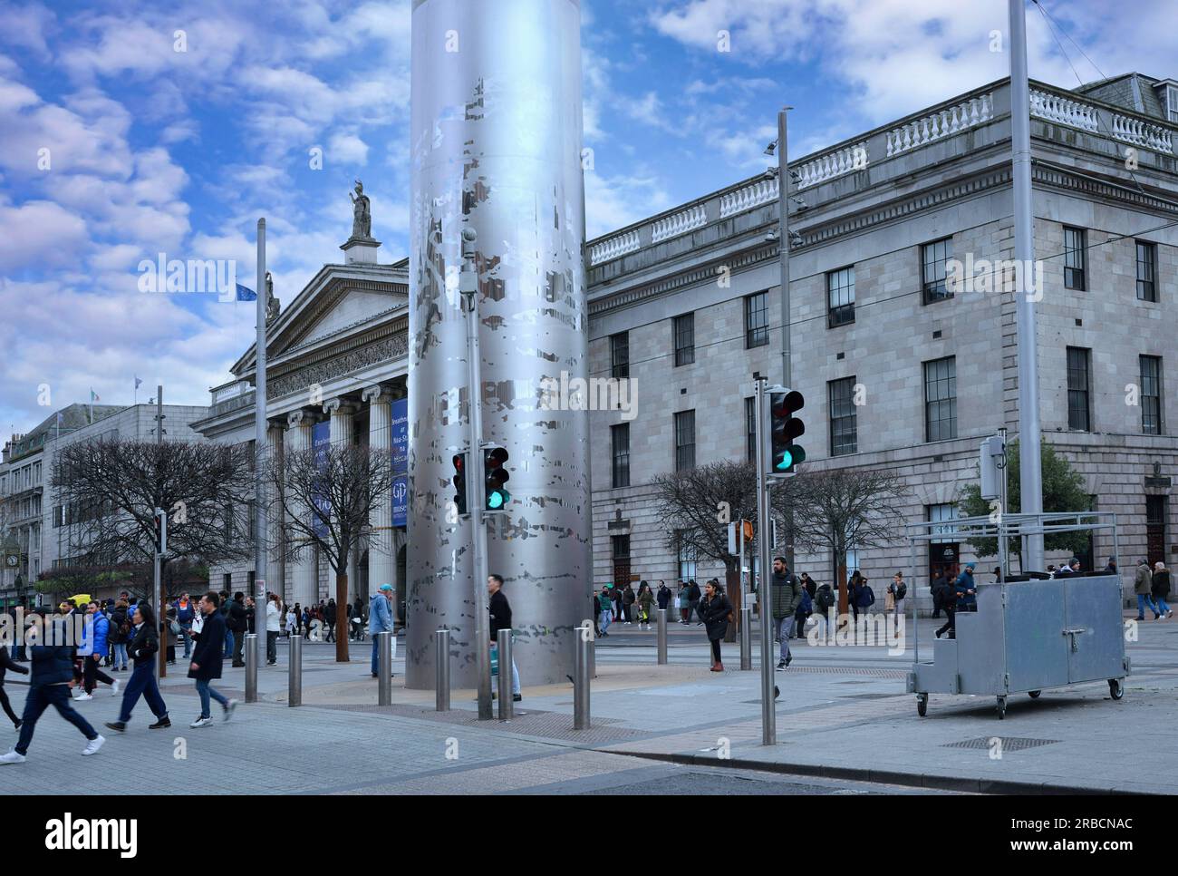 Dublin, O'Connell Street mit dem General Post Office Gebäude und der Basis des Spire Monuments Stockfoto