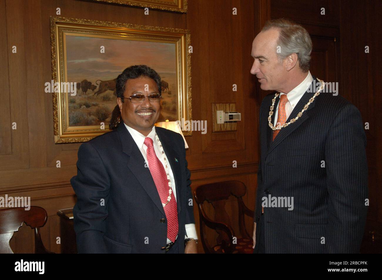 Treffen von Staatssekretär Dirk Kempthorne im Hauptinneren mit einer Regierungsdelegation der Republik Palau unter Leitung von Palau-Präsident Tommy Remengesau. Sekretär Kempthorne und Präsident Remengesau erörterten unter anderem die Möglichkeit, auf der Insel Peleliu in Palau ein nationales Kulturerbe zu errichten, sowie die bevorstehende Überprüfung des Palau-U.S. Kompakt der freien Assoziation. Stockfoto