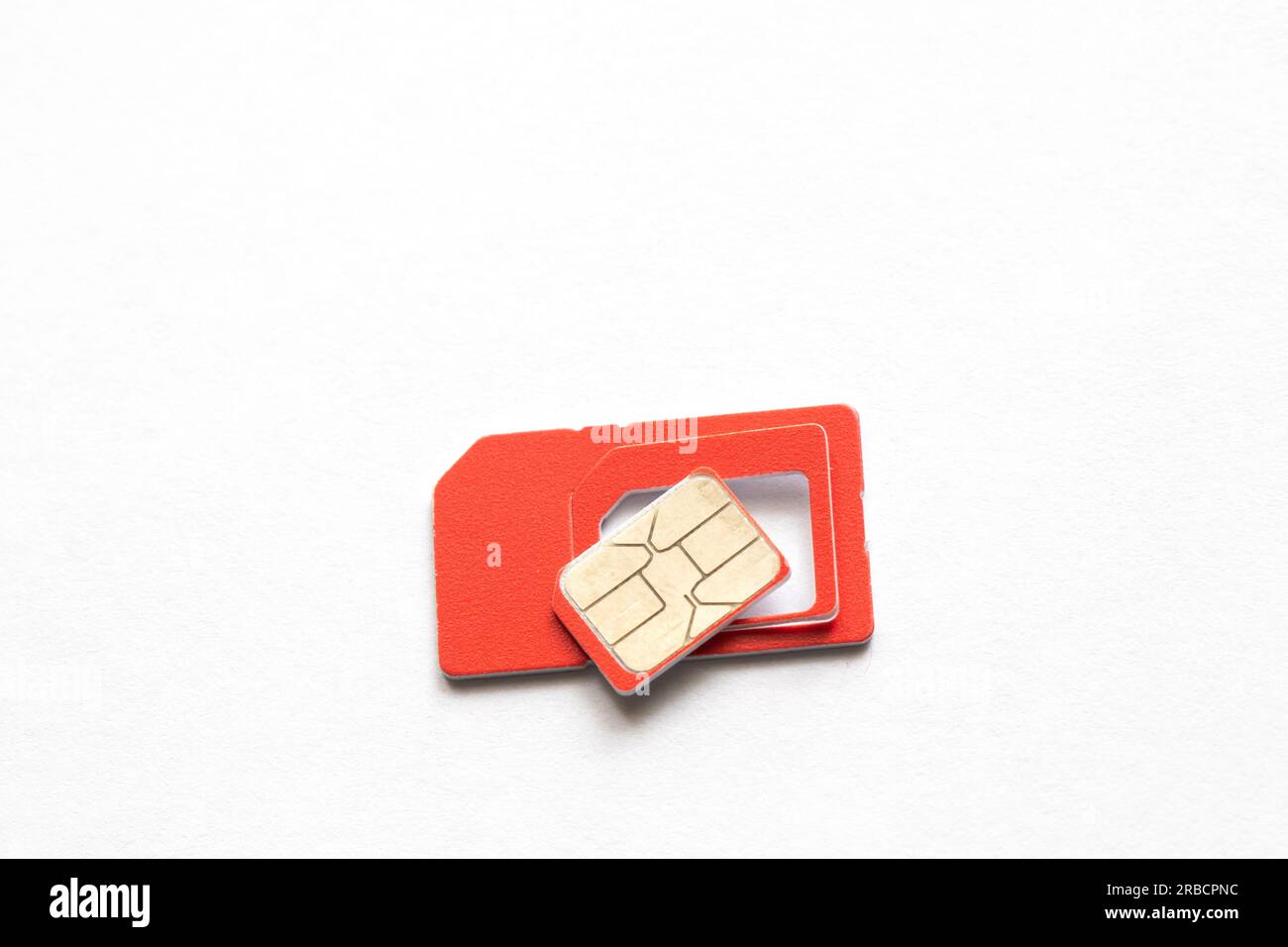 rote sim-Karte auf isolierter Nahaufnahme des Hintergrunds Stockfoto
