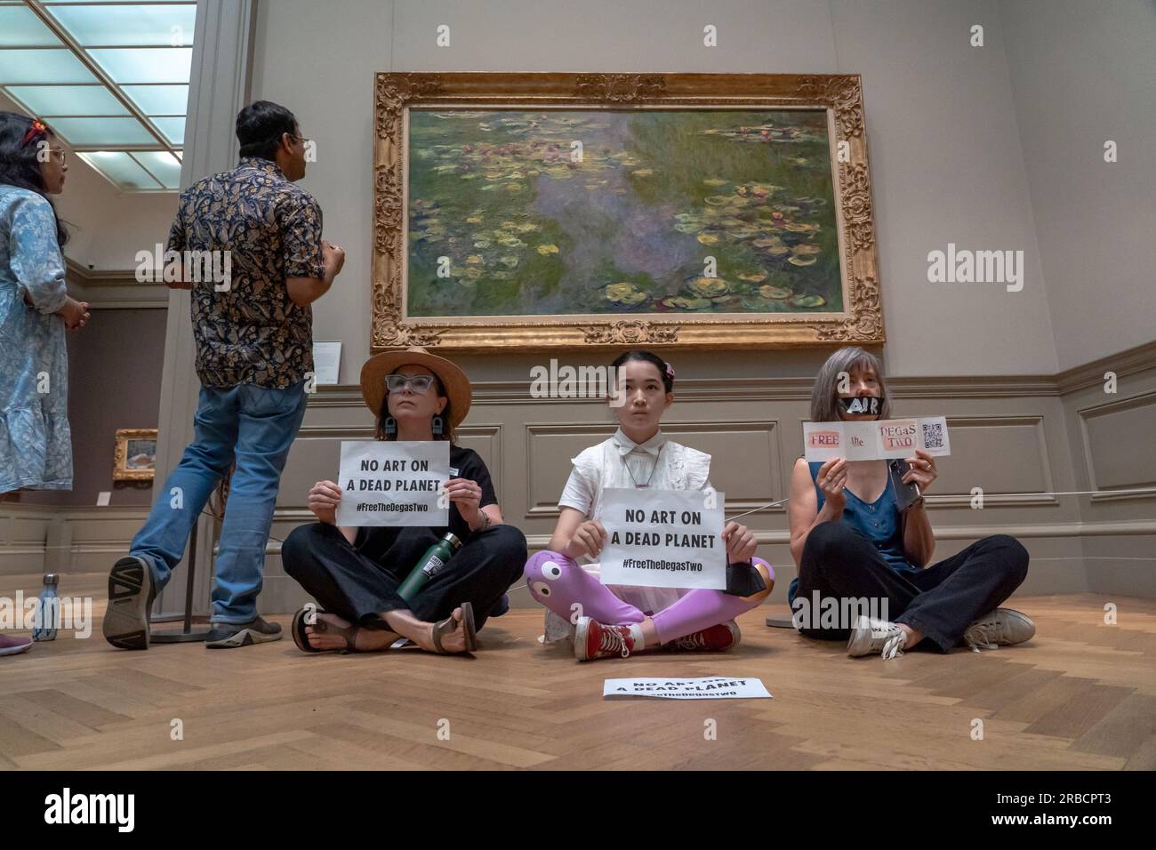 New York, New York, USA. 8. Juli 2023. (NEU) Klimaschutzaktivisten protestieren im Metropolitan Museum of Art in New York. 08. Juli 2023, New York, New York, USA: Museumsbesucher betrachten die Malerei als Mitglieder der Extinction Rebellion NYC und erheben sich und widerstehen sich mit Streifen auf dem Mund, auf die sie Wörter wie "Erde" geschrieben hatten, "Gletscher" und "Hungersnot" und Schilder mit der Aufschrift "KEINE KUNST AUF EINEM TOTEN PLANETEN" inszenierten Solidaritätsprotest, in dem gefordert wurde, die Anklage gegen Joanna Smith und Tim Martin im europäischen Malerbereich des Metropolitan Museum of Ar fallen zu lassen Stockfoto