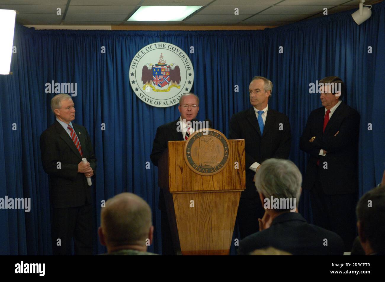 Treffen und Pressekonferenz in Montgomery, Alabama, zu zwischenstaatlichen Wasserfragen aufgrund der Dürre im Südosten der USA, mit Minister Dirk Kempthorne zusammen mit Alanama Gouverneur Bob Riley, Alabama Senator Jeff Sessions, dem Vorsitzenden des White House Council on Environmental Quality James Connaughton und dem Commander der USA Armeekorps, Generalleutnant Robert Van Antwerpen, neben anderen Beamten Stockfoto