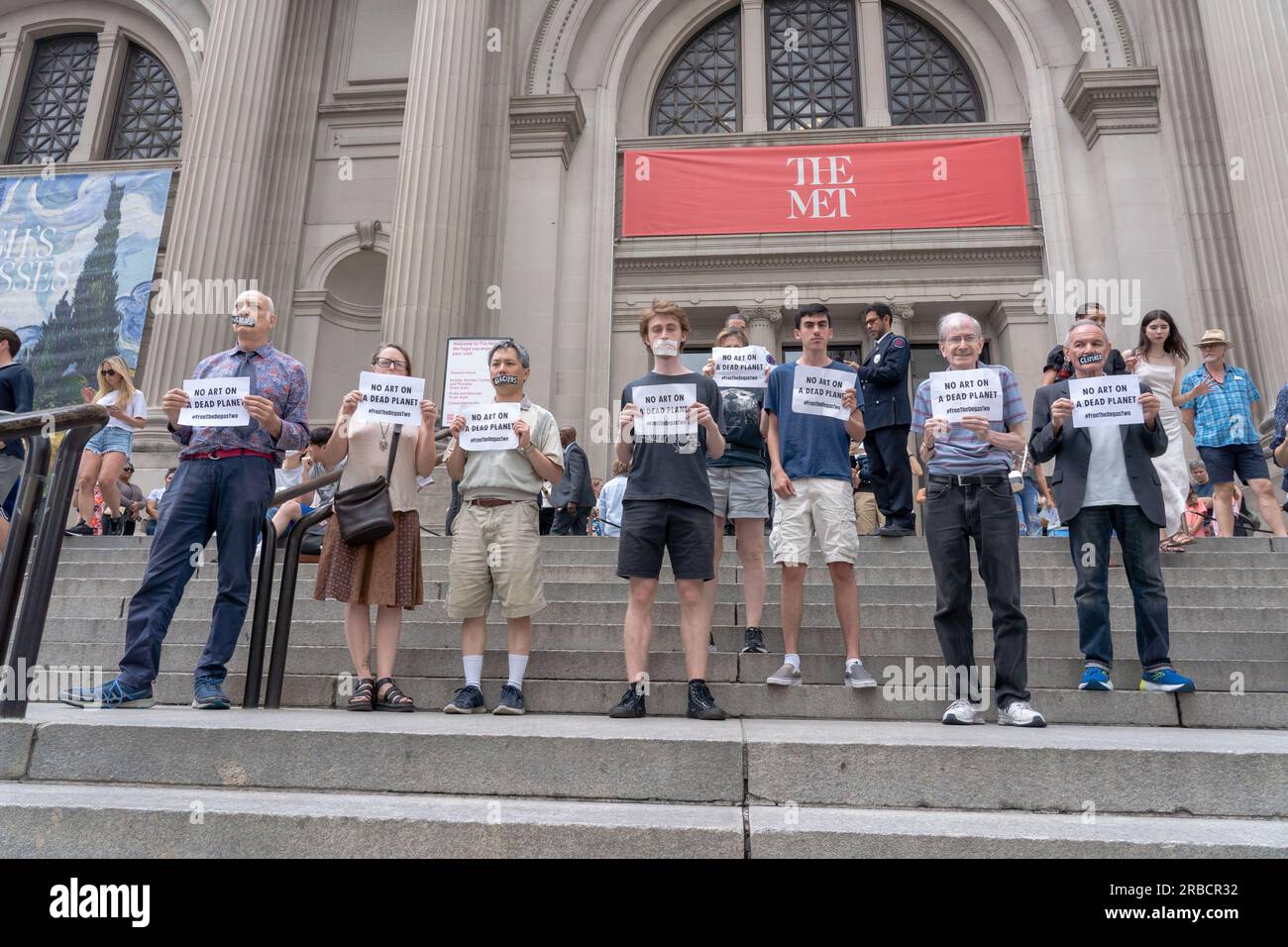 New York, New York, USA. 8. Juli 2023. (NEU) Klimaschutzaktivisten protestieren im Metropolitan Museum of Art in New York. 08. Juli 2023, New York, New York, USA: Mitglieder der Extinction Rebellion NYC und erheben sich und widerstehen mit Streifen Klebeband am Mund, auf die sie Wörter wie "Erde" geschrieben hatten, „Gletscher“ und „Hungersnot“ und Schilder mit der Aufschrift „KEINE KUNST AUF EINEM TOTEN PLANETEN“ posieren für Fotos während des Solidaritätsprotests und fordern, die Anklage gegen Joanna Smith und Tim Martin auf den Stufen vor dem Metropolitan Museum of Art am 8. Juli 2023 in New Yo fallen zu lassen Stockfoto