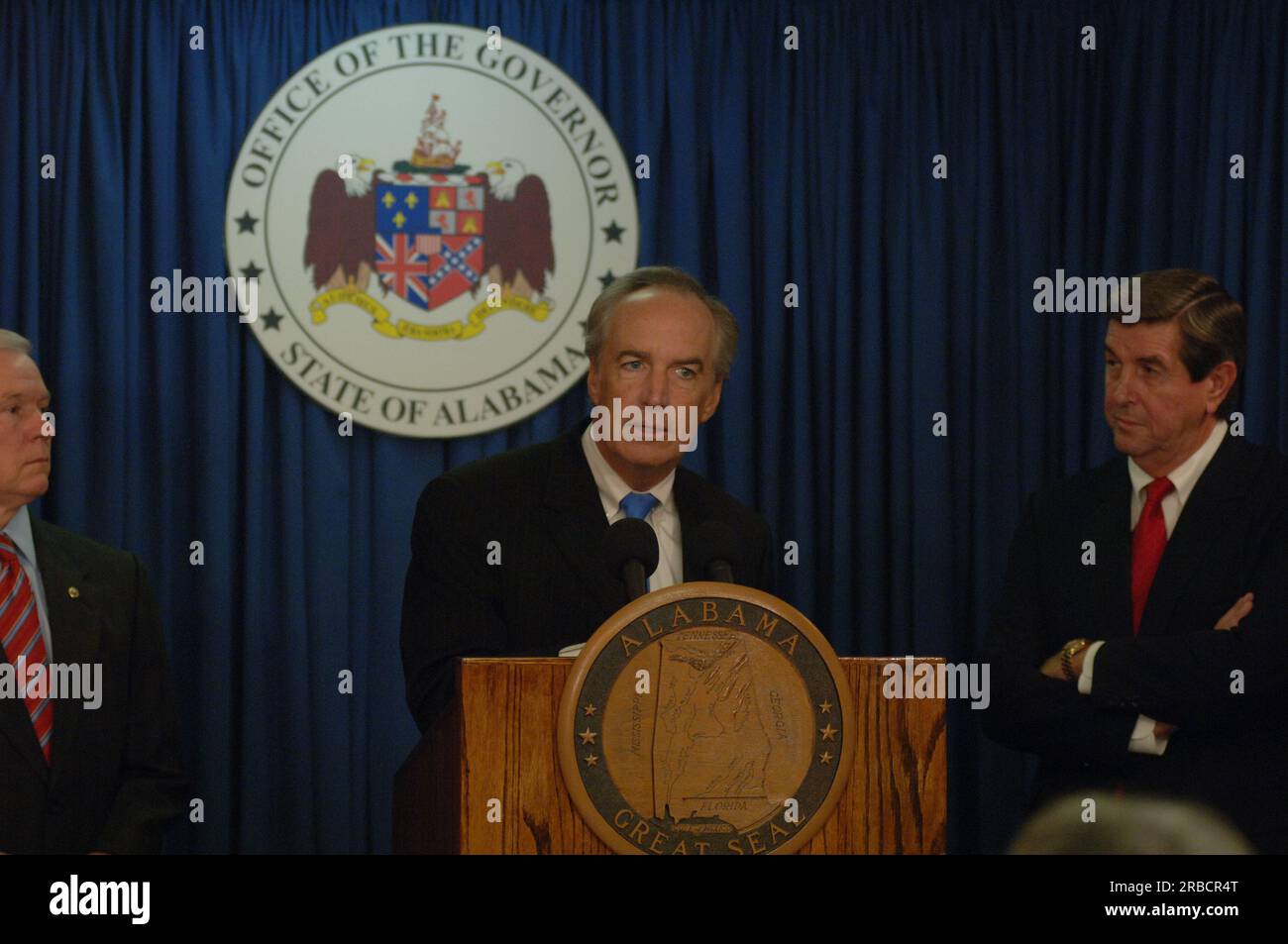 Treffen und Pressekonferenz in Montgomery, Alabama, zu zwischenstaatlichen Wasserfragen aufgrund der Dürre im Südosten der USA, mit Minister Dirk Kempthorne zusammen mit Alanama Gouverneur Bob Riley, Alabama Senator Jeff Sessions, dem Vorsitzenden des White House Council on Environmental Quality James Connaughton und dem Commander der USA Armeekorps, Generalleutnant Robert Van Antwerpen, neben anderen Beamten Stockfoto