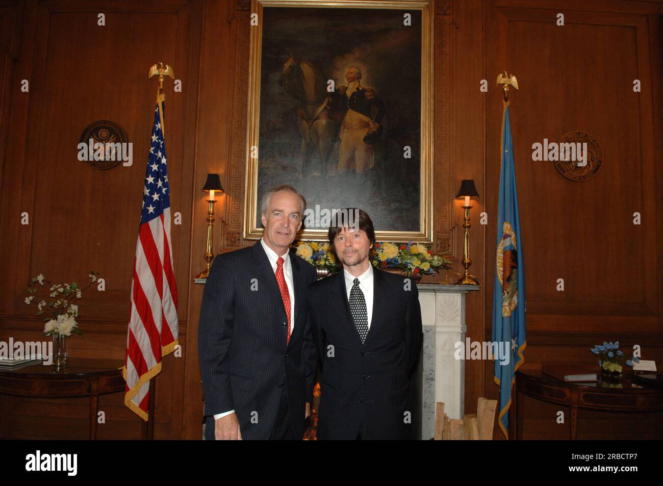 Besuch des Dokumentarfilmherstellers Ken Burns und des Autors Dayton Duncan im Main Interior, wo sie sich mit Secretary Dirk Kempthorne und National Park Service Director Mary Bomar trafen und im Auditorium über ihre bevorstehende Veröffentlichung, The National Parks: America's Best Idea, sprachen Stockfoto