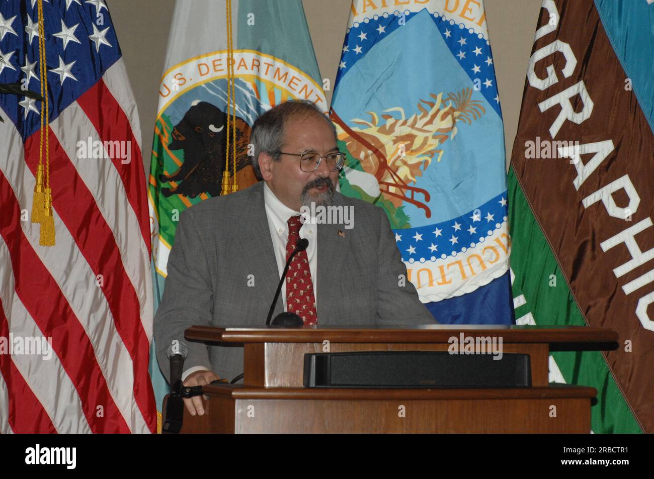 Unterschriftsveranstaltung im Hauptsitz der National Geographic Society (NGS) in Washington, D.C., für das Memorandum of Understanding zur Förderung des Geotourismus--Tourismus, der hilft, den ökologischen, kulturellen, ästhetischen, historischen Charakter und das Wohlergehen eines Ortes und seiner Bewohner zu erhalten oder zu nutzen--als kooperative Herangehensweise von Regierungsbehörden und privaten Partnern. Der Innenminister Dirk Kempthorne wurde zum NGS President und Chief Executive Officer John Fahey, Jr., zum NGS Executive Vice President Terry Garcia und zum National Park Service Director Mary Bomar, Landwirtschaftsminister für Naturressourcen Stockfoto