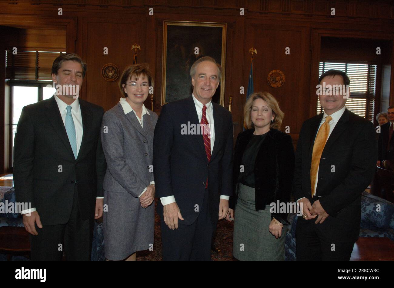 Minister Dirk Kempthorne trifft sich im Innenraum mit der Delegation der Shell Oil Company unter Leitung von Marvin Odum, Executive Vice President für Amerika für die Erforschung und Produktion von Muscheln Stockfoto
