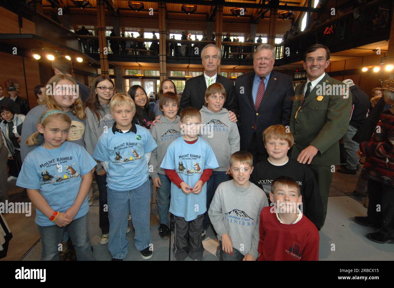 Minister Dirk Kempthorne besucht den Mount Rainier National Park in Washington, wo er bei der großen Eröffnungs- und Einweihungszeremonie für das neue Henry M. Jackson Memorial Visitor Center im Paradise Area of the Park die Grundsatzrede hielt. Minister Kempthorne wurde von Würdenträgern begleitet, darunter: Washington Congressman Norman Dicks, Vorsitzender des Unterkomitees des Hauses für Nationalparks; National Park Service Pacific West Regional Director Jonathan Jarvis; Mount Rainier Superintendent Dave Uberuaga; stellvertretender Innenminister für Wasser und Wissenschaft Kameran Onley; Nisqu Stockfoto