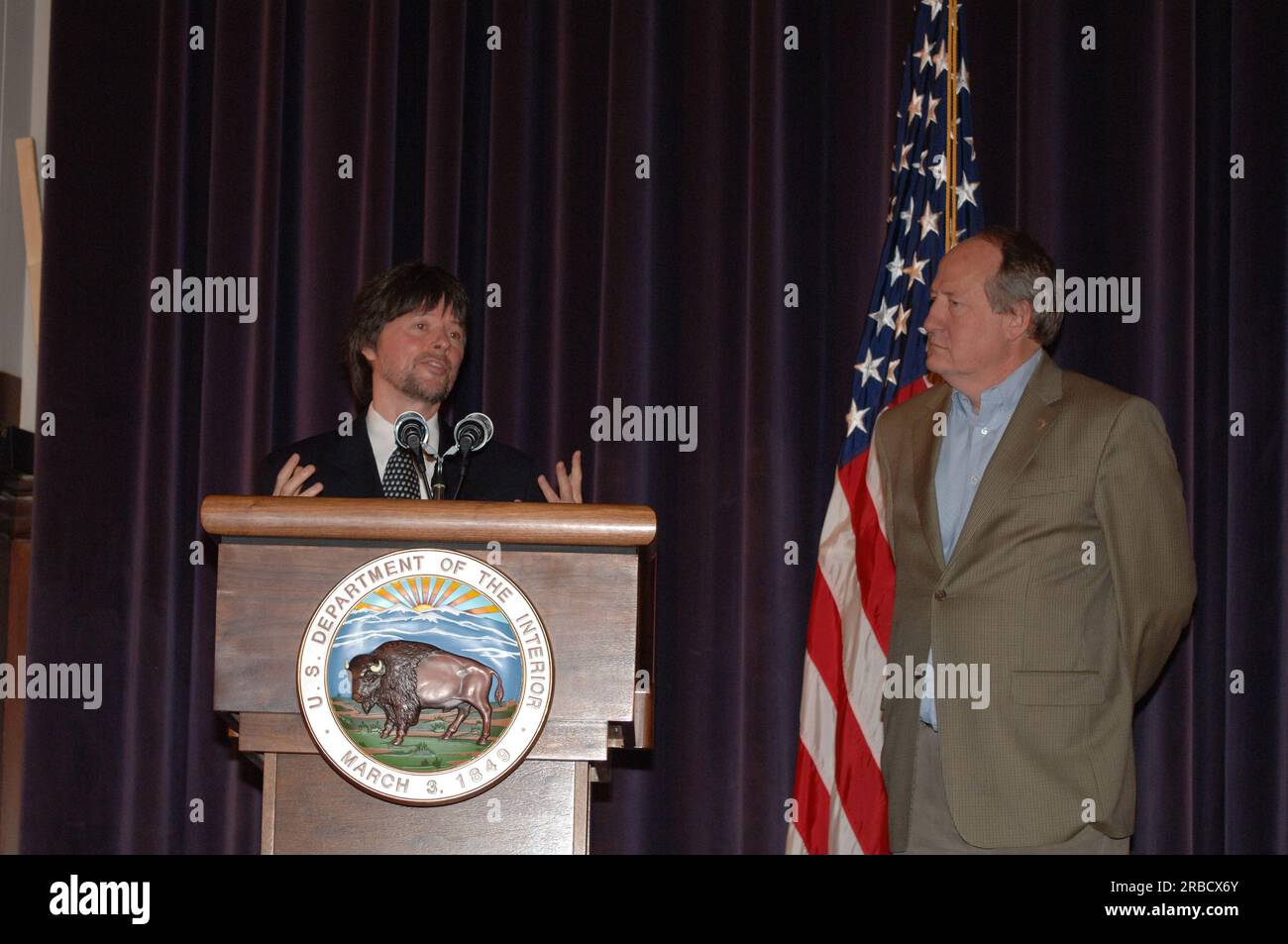 Besuch des Dokumentarfilmherstellers Ken Burns und des Autors Dayton Duncan im Main Interior, wo sie sich mit Secretary Dirk Kempthorne und National Park Service Director Mary Bomar trafen und im Auditorium über ihre bevorstehende Veröffentlichung, The National Parks: America's Best Idea, sprachen Stockfoto