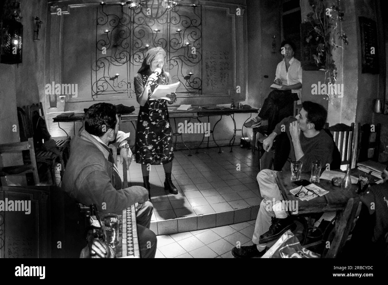 Paris, Frankreich, Menschenmassen, die Drinks in der Pariser Bar, im Café, bei der „Slam Poetry“-Künstlershow, „Lucioles Café“ am Abend genießen Stockfoto