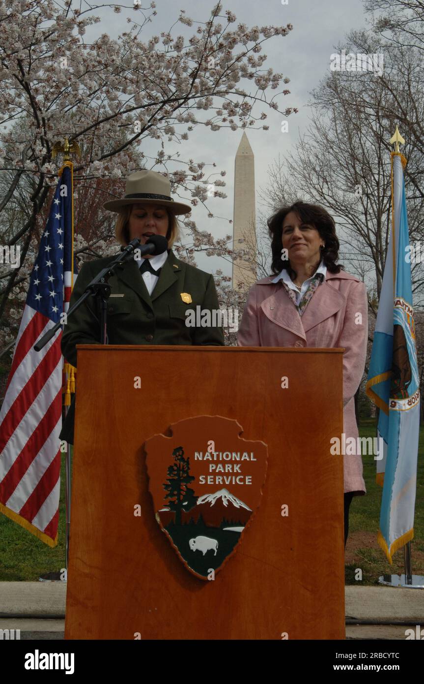 Besuch von Minister Dirk Kempthorne in Washington, D.C. Tidal Basin und Umgebung, wo er zu National Park Service Director Mary Bomar, National Mall and Memorial Parks Superintendent Peggy O'Dell und National Cherry Blossom Festival, Inc. Ging Präsidentin Diana Mayhew für eine Pressekonferenz zur Ankündigung neuer und verbesserter Besucherdienste in der National Mall rechtzeitig zum Cherry Bloossom Festival 2008. Der Minister sprach auch mit Mitarbeitern des National Park Service in den USA Parkpolizei und Besucher rund um das Tidal Basin und die National Mall. Stockfoto