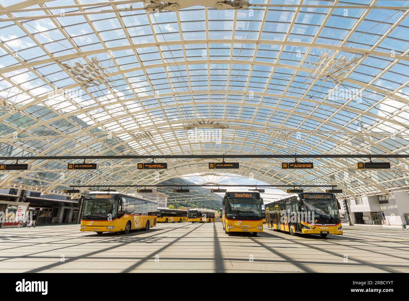 Im Innern des Busbahnhofs mit Glasdach in Chur, Schweiz, Europa Stockfoto