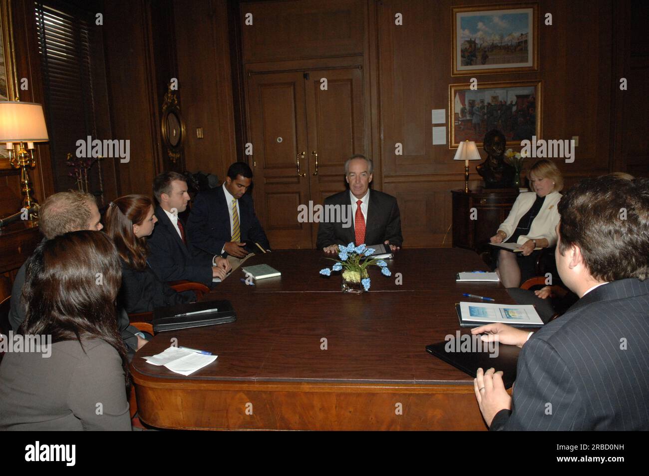 Minister Dirk Kempthorne trifft sich im Hauptinneren mit Teilnehmern des Island Fellows Program des Office of Insular Affairs (OIA) - zurück von Besuchen in Inselgebieten unter DER Gerichtsbarkeit VON OIA, und arbeitet an der Einführung eines neuen Interior Business Development Tool namens Island Business Link Stockfoto