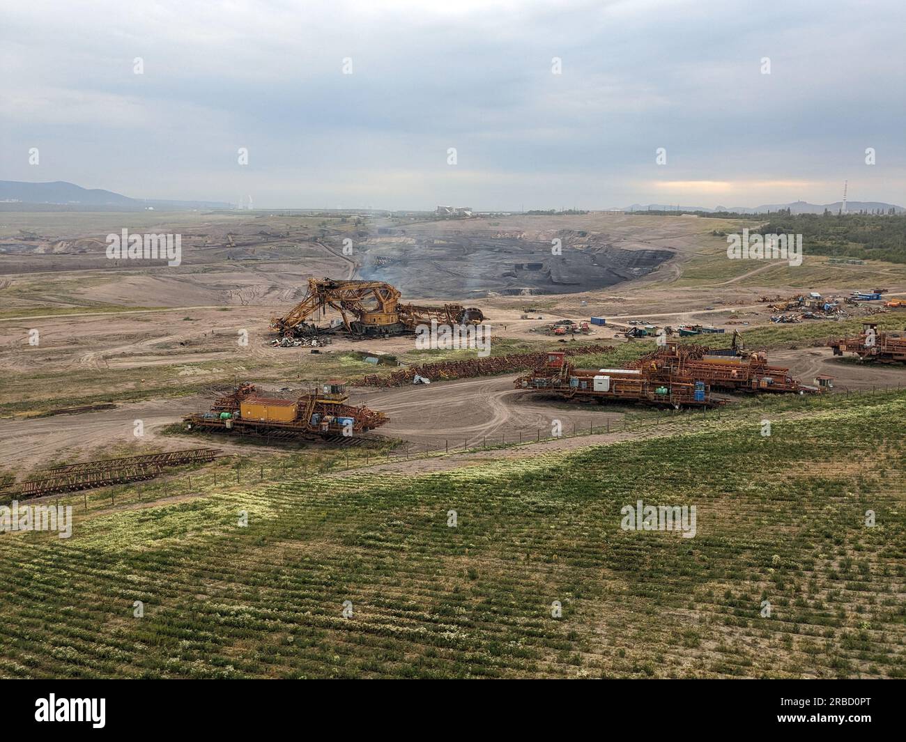 Ein riesiger Schaufelbagger, der nach Abschluss von Arbeiten im Braunkohlebergwerk in den meisten Regionen, in der tschechischen republik, in Europa, zerlegt wird, um Metall zu schrotten Stockfoto