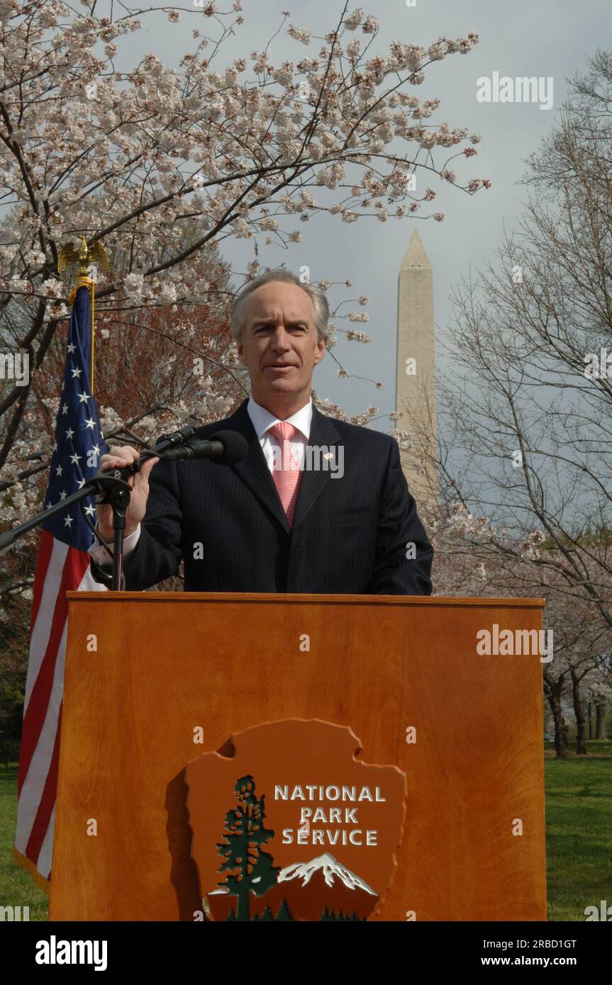 Besuch von Minister Dirk Kempthorne in Washington, D.C. Tidal Basin und Umgebung, wo er zu National Park Service Director Mary Bomar, National Mall and Memorial Parks Superintendent Peggy O'Dell und National Cherry Blossom Festival, Inc. Ging Präsidentin Diana Mayhew für eine Pressekonferenz zur Ankündigung neuer und verbesserter Besucherdienste in der National Mall rechtzeitig zum Cherry Bloossom Festival 2008. Der Minister sprach auch mit Mitarbeitern des National Park Service in den USA Parkpolizei und Besucher rund um das Tidal Basin und die National Mall. Stockfoto