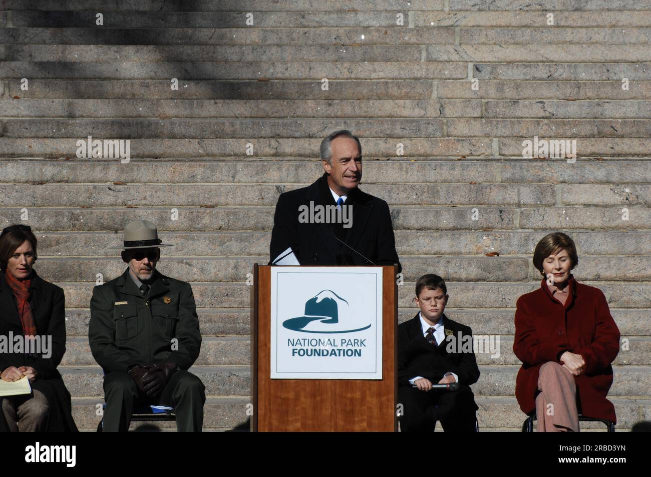 Besuch von Minister Dirk Kempthorne an der Abraham Lincoln Birthplace National Historic Site in Hodgenville, Kentucky, wo er zu First Lady Laura Bush, Historic Site Superintendent Keith Pruitt, Und Libby O'Connell, Chefarzt von A and E Television's History Channel, für Führungen, Bemerkungen, Interaktionen mit Mitarbeitern des National Park Service und Besuchern Stockfoto
