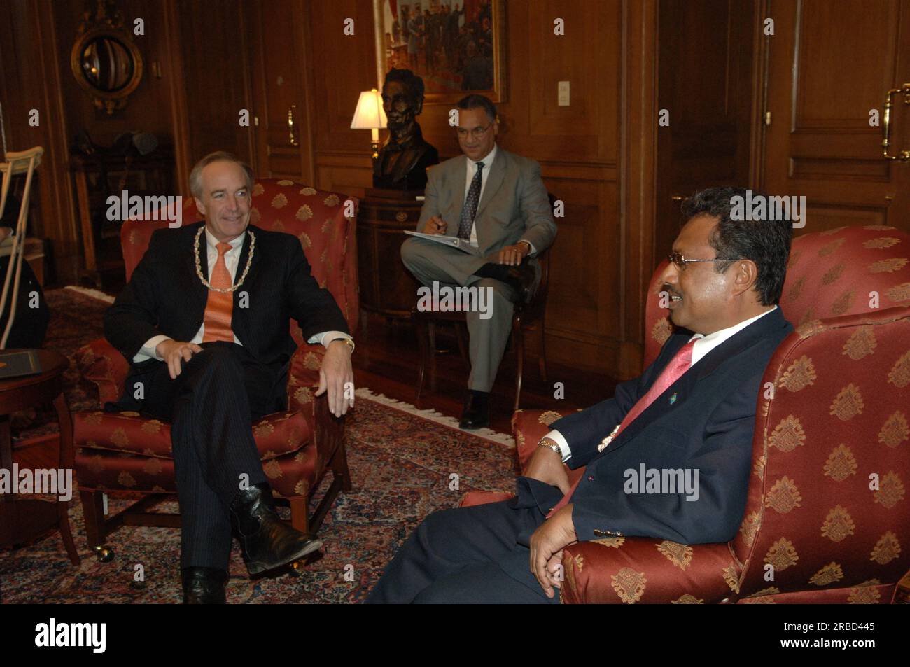 Treffen von Staatssekretär Dirk Kempthorne im Hauptinneren mit einer Regierungsdelegation der Republik Palau unter Leitung von Palau-Präsident Tommy Remengesau. Sekretär Kempthorne und Präsident Remengesau erörterten unter anderem die Möglichkeit, auf der Insel Peleliu in Palau ein nationales Kulturerbe zu errichten, sowie die bevorstehende Überprüfung des Palau-U.S. Kompakt der freien Assoziation. Stockfoto