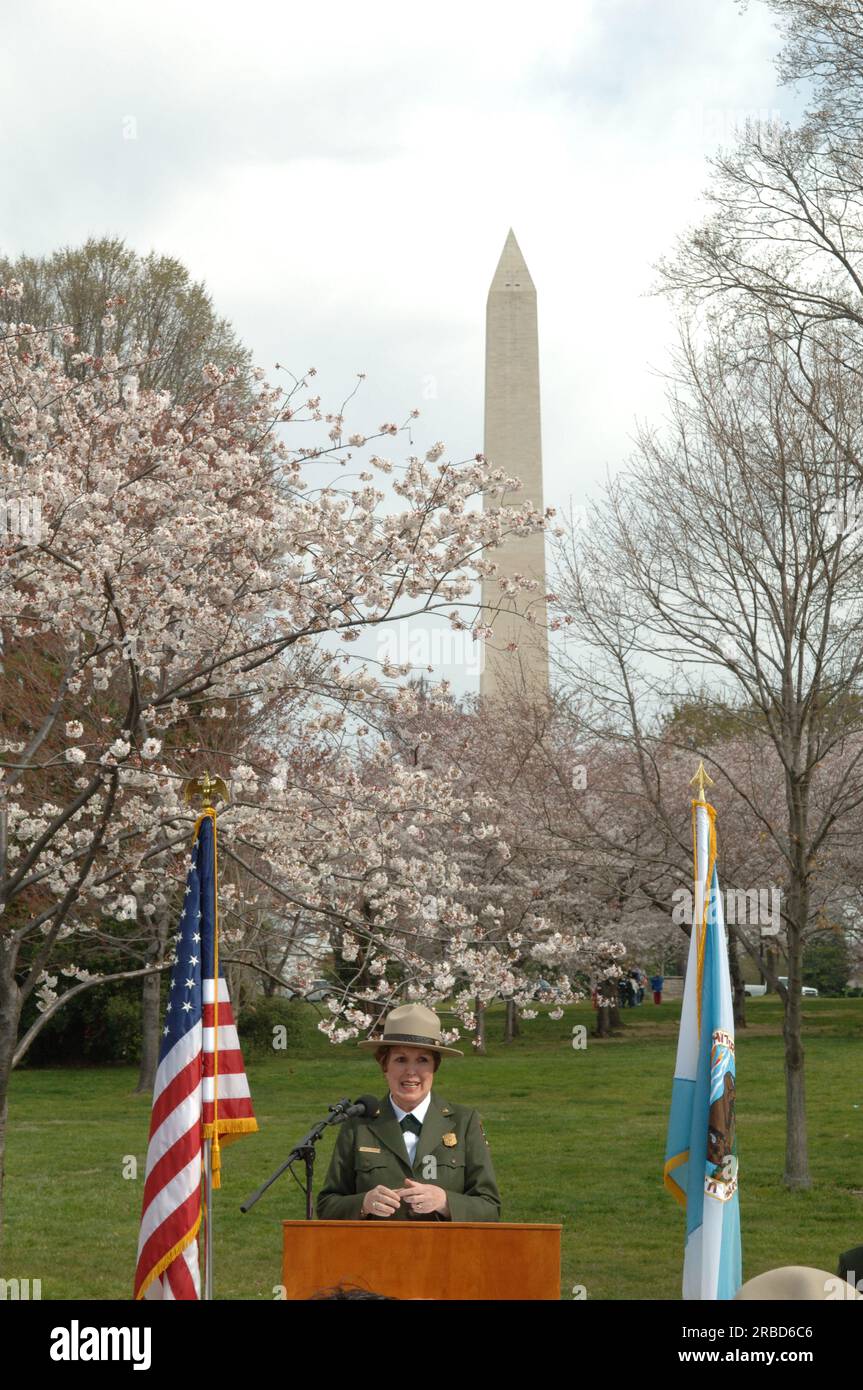 Besuch von Minister Dirk Kempthorne in Washington, D.C. Tidal Basin und Umgebung, wo er zu National Park Service Director Mary Bomar, National Mall and Memorial Parks Superintendent Peggy O'Dell und National Cherry Blossom Festival, Inc. Ging Präsidentin Diana Mayhew für eine Pressekonferenz zur Ankündigung neuer und verbesserter Besucherdienste in der National Mall rechtzeitig zum Cherry Bloossom Festival 2008. Der Minister sprach auch mit Mitarbeitern des National Park Service in den USA Parkpolizei und Besucher rund um das Tidal Basin und die National Mall. Stockfoto