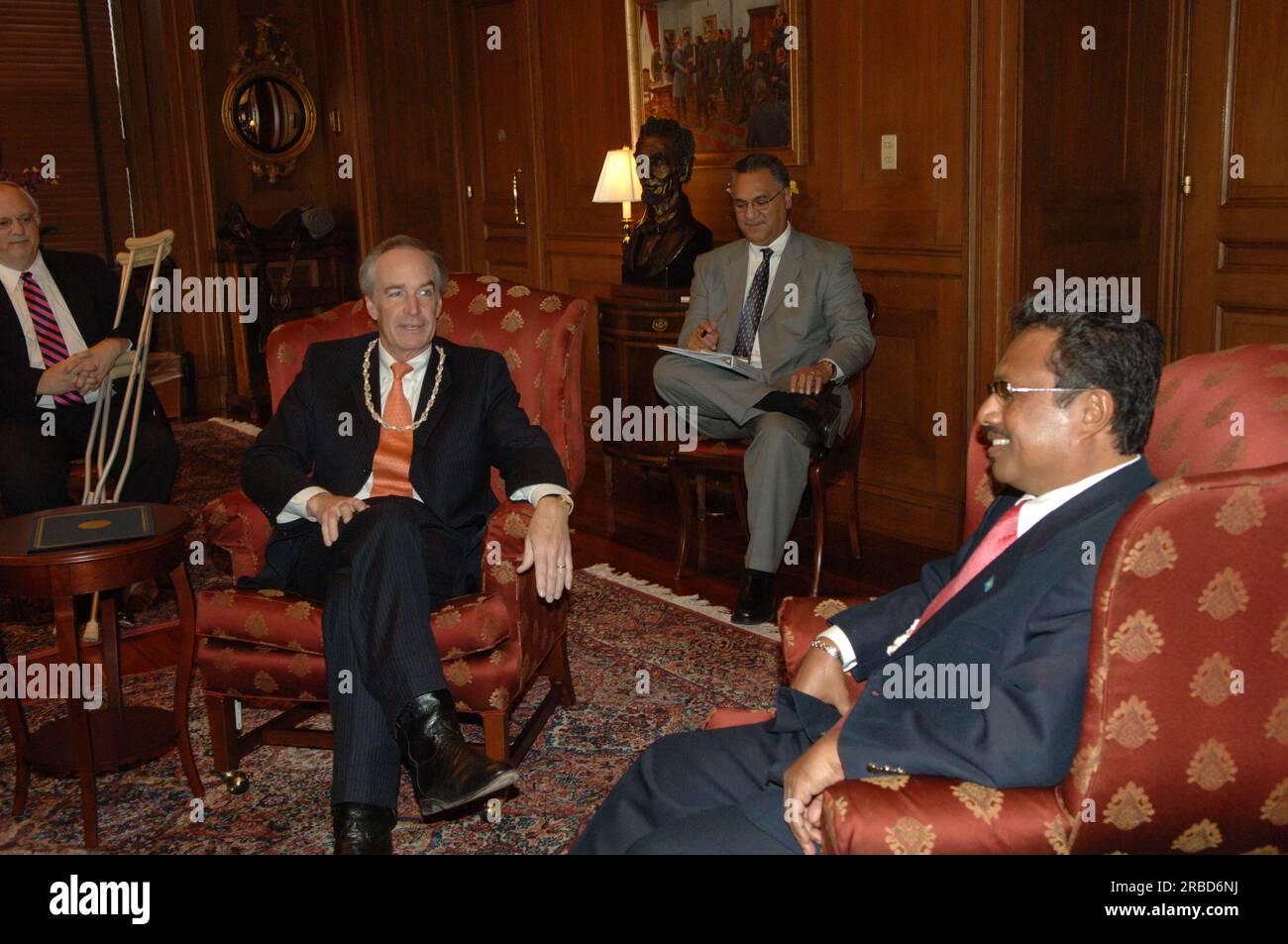 Treffen von Staatssekretär Dirk Kempthorne im Hauptinneren mit einer Regierungsdelegation der Republik Palau unter Leitung von Palau-Präsident Tommy Remengesau. Sekretär Kempthorne und Präsident Remengesau erörterten unter anderem die Möglichkeit, auf der Insel Peleliu in Palau ein nationales Kulturerbe zu errichten, sowie die bevorstehende Überprüfung des Palau-U.S. Kompakt der freien Assoziation. Stockfoto