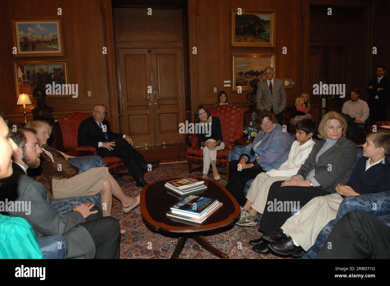 Sekretär Dirk Kempthorne mit Take Pride in America (TPIA)-Beamten und Freiwilligen bei der Unterzeichnung des Auftrags zur Verlängerung der Genehmigung von TPIA innerhalb des Innenministeriums bis zum Jahr 2010. Zu den Beamten und Gästen, die Sekretär Kempthorne für die Arbeiten im Hauptinneren beitraten, zählten der stellvertretende Sekretär P. Lynn Scarlett, der TPIA-Exekutivdirektor Katie Loovis, der Freiwillige des Appalachian Trail Scott Wilson, Chesapeake und Ohio (C und O) Canal National Historical Park, Barbara Brown und Jane Collins; HYATTSVILLE, Schüler der Maryland Grundschule Billy Kennedy und Jose Cr Stockfoto