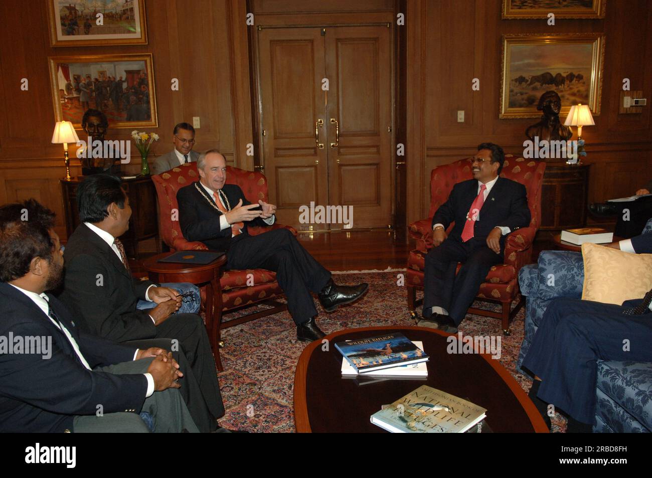 Treffen von Staatssekretär Dirk Kempthorne im Hauptinneren mit einer Regierungsdelegation der Republik Palau unter Leitung von Palau-Präsident Tommy Remengesau. Sekretär Kempthorne und Präsident Remengesau erörterten unter anderem die Möglichkeit, auf der Insel Peleliu in Palau ein nationales Kulturerbe zu errichten, sowie die bevorstehende Überprüfung des Palau-U.S. Kompakt der freien Assoziation. Stockfoto