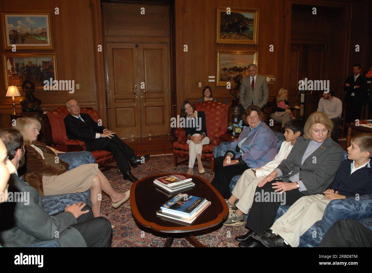 Sekretär Dirk Kempthorne mit Take Pride in America (TPIA)-Beamten und Freiwilligen bei der Unterzeichnung des Auftrags zur Verlängerung der Genehmigung von TPIA innerhalb des Innenministeriums bis zum Jahr 2010. Zu den Beamten und Gästen, die Sekretär Kempthorne für die Arbeiten im Hauptinneren beitraten, zählten der stellvertretende Sekretär P. Lynn Scarlett, der TPIA-Exekutivdirektor Katie Loovis, der Freiwillige des Appalachian Trail Scott Wilson, Chesapeake und Ohio (C und O) Canal National Historical Park, Barbara Brown und Jane Collins; HYATTSVILLE, Schüler der Maryland Grundschule Billy Kennedy und Jose Cr Stockfoto