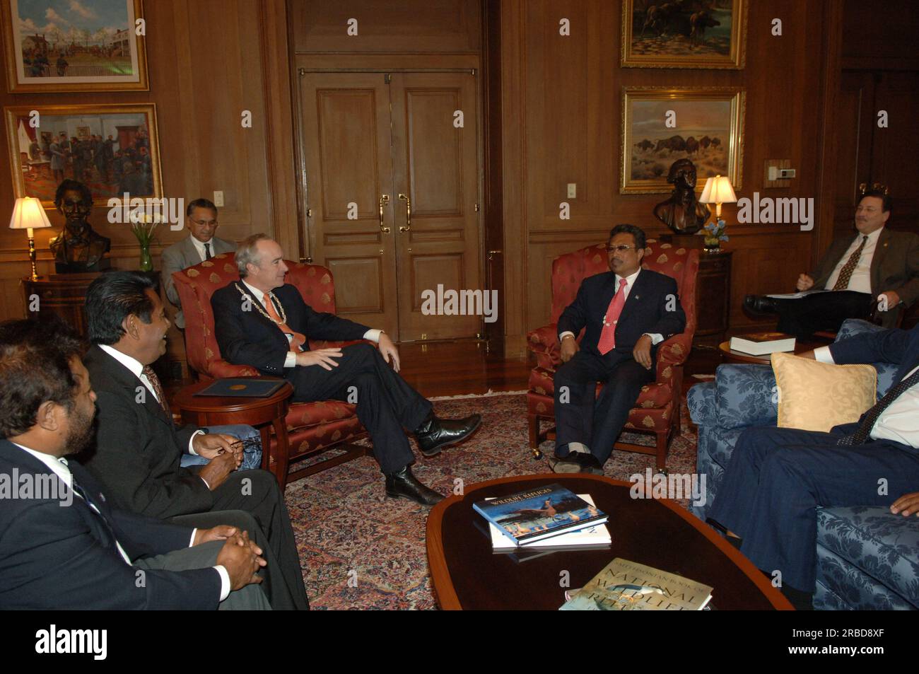 Treffen von Staatssekretär Dirk Kempthorne im Hauptinneren mit einer Regierungsdelegation der Republik Palau unter Leitung von Palau-Präsident Tommy Remengesau. Sekretär Kempthorne und Präsident Remengesau erörterten unter anderem die Möglichkeit, auf der Insel Peleliu in Palau ein nationales Kulturerbe zu errichten, sowie die bevorstehende Überprüfung des Palau-U.S. Kompakt der freien Assoziation. Stockfoto