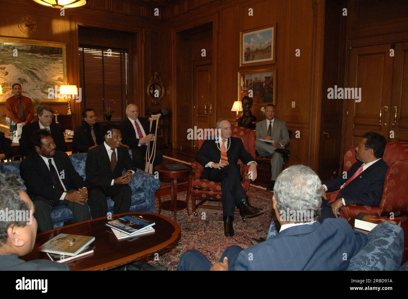 Treffen von Staatssekretär Dirk Kempthorne im Hauptinneren mit einer Regierungsdelegation der Republik Palau unter Leitung von Palau-Präsident Tommy Remengesau. Sekretär Kempthorne und Präsident Remengesau erörterten unter anderem die Möglichkeit, auf der Insel Peleliu in Palau ein nationales Kulturerbe zu errichten, sowie die bevorstehende Überprüfung des Palau-U.S. Kompakt der freien Assoziation. Stockfoto