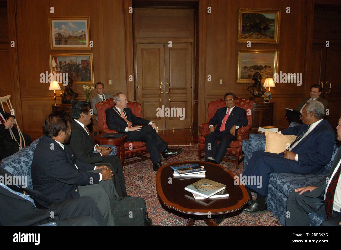 Treffen von Staatssekretär Dirk Kempthorne im Hauptinneren mit einer Regierungsdelegation der Republik Palau unter Leitung von Palau-Präsident Tommy Remengesau. Sekretär Kempthorne und Präsident Remengesau erörterten unter anderem die Möglichkeit, auf der Insel Peleliu in Palau ein nationales Kulturerbe zu errichten, sowie die bevorstehende Überprüfung des Palau-U.S. Kompakt der freien Assoziation. Stockfoto