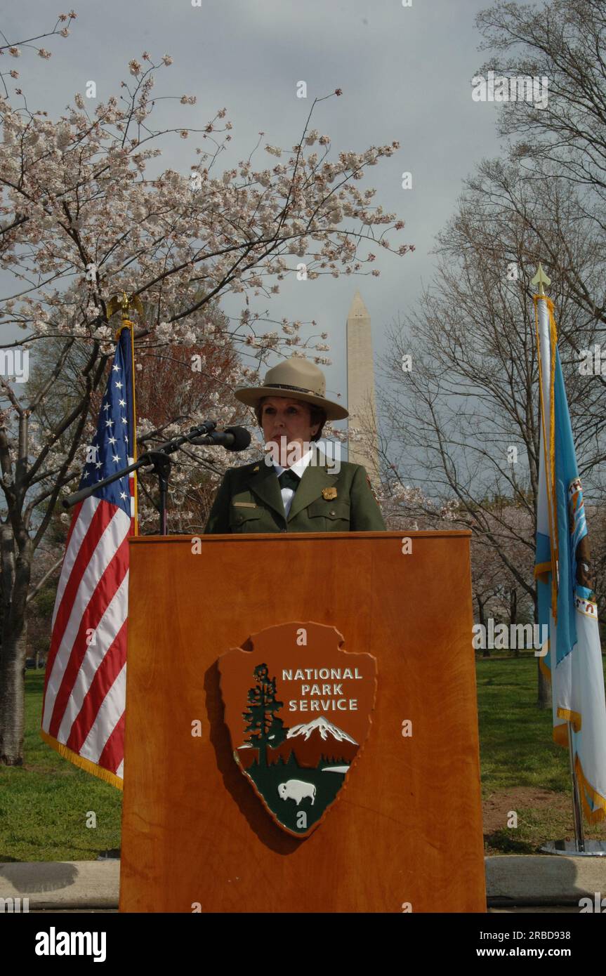 Besuch von Minister Dirk Kempthorne in Washington, D.C. Tidal Basin und Umgebung, wo er zu National Park Service Director Mary Bomar, National Mall and Memorial Parks Superintendent Peggy O'Dell und National Cherry Blossom Festival, Inc. Ging Präsidentin Diana Mayhew für eine Pressekonferenz zur Ankündigung neuer und verbesserter Besucherdienste in der National Mall rechtzeitig zum Cherry Bloossom Festival 2008. Der Minister sprach auch mit Mitarbeitern des National Park Service in den USA Parkpolizei und Besucher rund um das Tidal Basin und die National Mall. Stockfoto