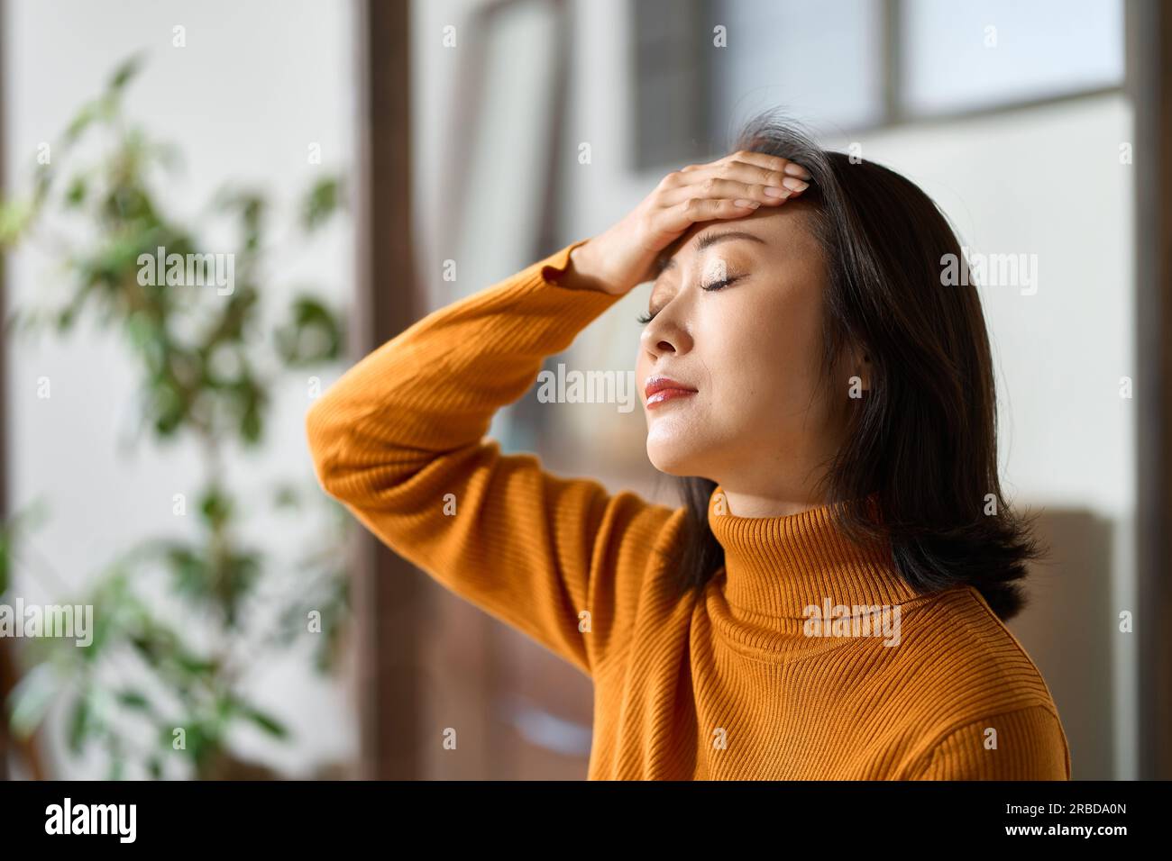 Asiatische Frau, die Fieber wegen schlechter körperlicher Verfassung bekommt Stockfoto