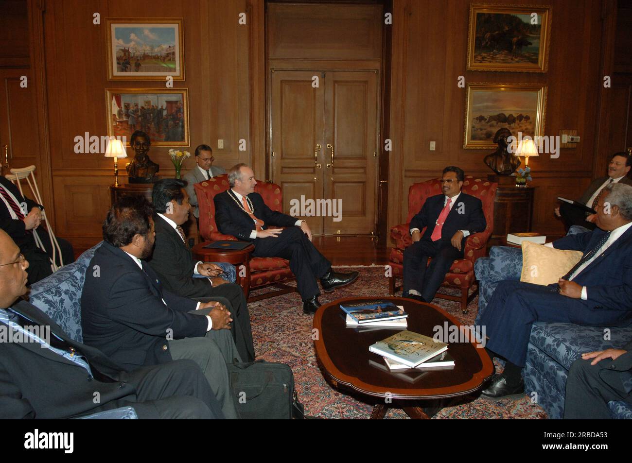 Treffen von Staatssekretär Dirk Kempthorne im Hauptinneren mit einer Regierungsdelegation der Republik Palau unter Leitung von Palau-Präsident Tommy Remengesau. Sekretär Kempthorne und Präsident Remengesau erörterten unter anderem die Möglichkeit, auf der Insel Peleliu in Palau ein nationales Kulturerbe zu errichten, sowie die bevorstehende Überprüfung des Palau-U.S. Kompakt der freien Assoziation. Stockfoto
