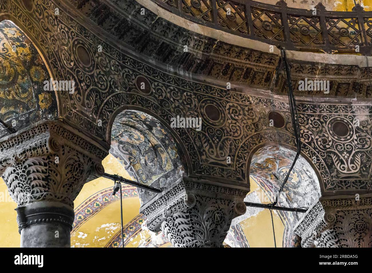 ISTANBUL, TÜRKEI - 11. SEPTEMBER 2017: Säulen und Bögen sind die zwei ältesten architektonischen Elemente im Inneren der Hagia Sophia. Stockfoto