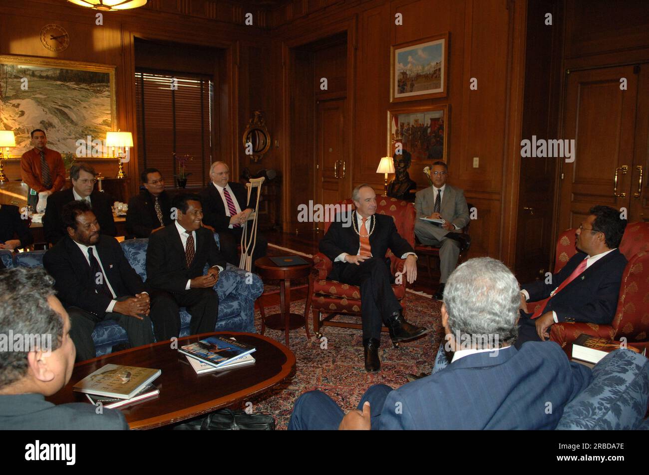 Treffen von Staatssekretär Dirk Kempthorne im Hauptinneren mit einer Regierungsdelegation der Republik Palau unter Leitung von Palau-Präsident Tommy Remengesau. Sekretär Kempthorne und Präsident Remengesau erörterten unter anderem die Möglichkeit, auf der Insel Peleliu in Palau ein nationales Kulturerbe zu errichten, sowie die bevorstehende Überprüfung des Palau-U.S. Kompakt der freien Assoziation. Stockfoto