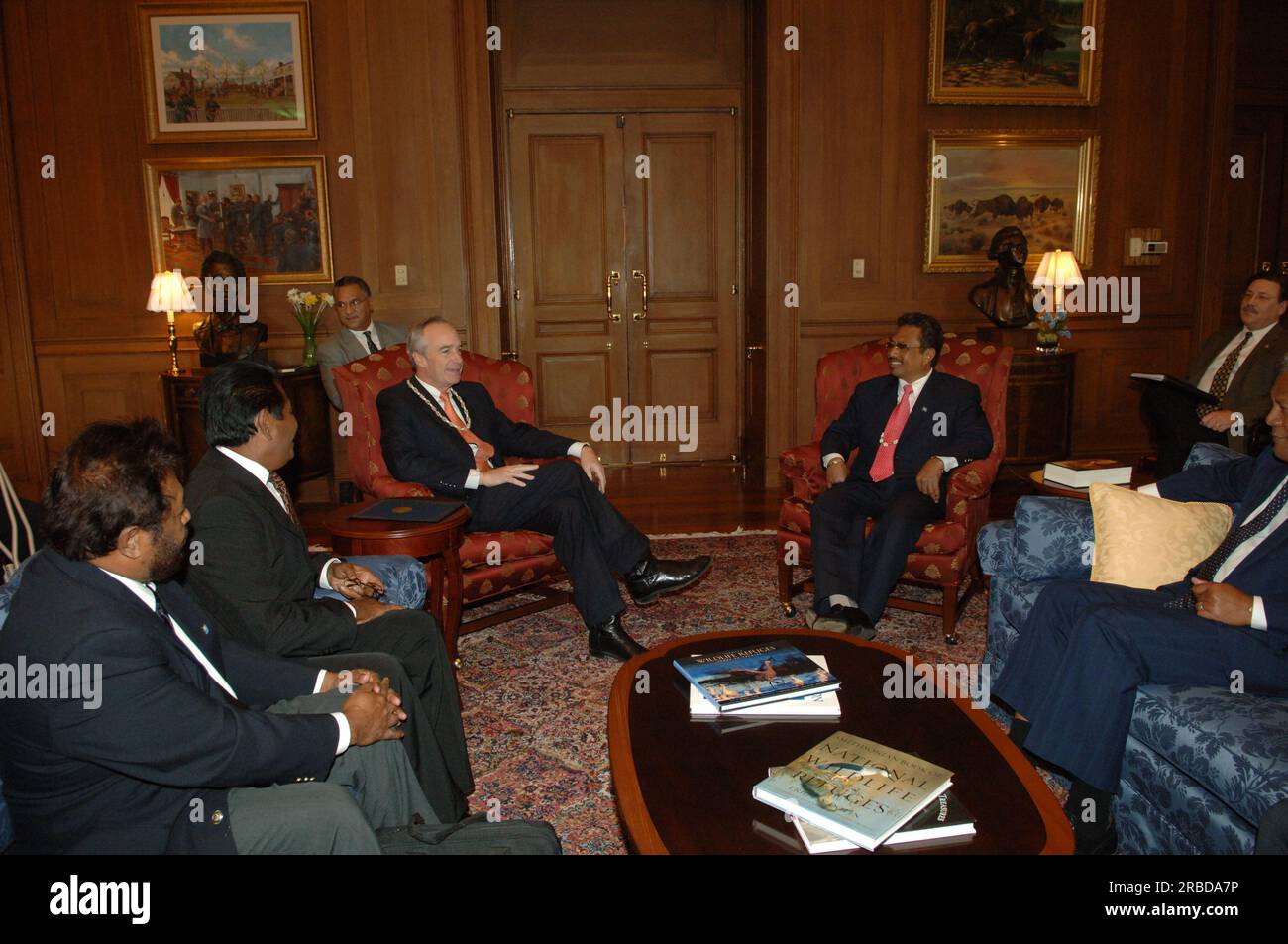 Treffen von Staatssekretär Dirk Kempthorne im Hauptinneren mit einer Regierungsdelegation der Republik Palau unter Leitung von Palau-Präsident Tommy Remengesau. Sekretär Kempthorne und Präsident Remengesau erörterten unter anderem die Möglichkeit, auf der Insel Peleliu in Palau ein nationales Kulturerbe zu errichten, sowie die bevorstehende Überprüfung des Palau-U.S. Kompakt der freien Assoziation. Stockfoto