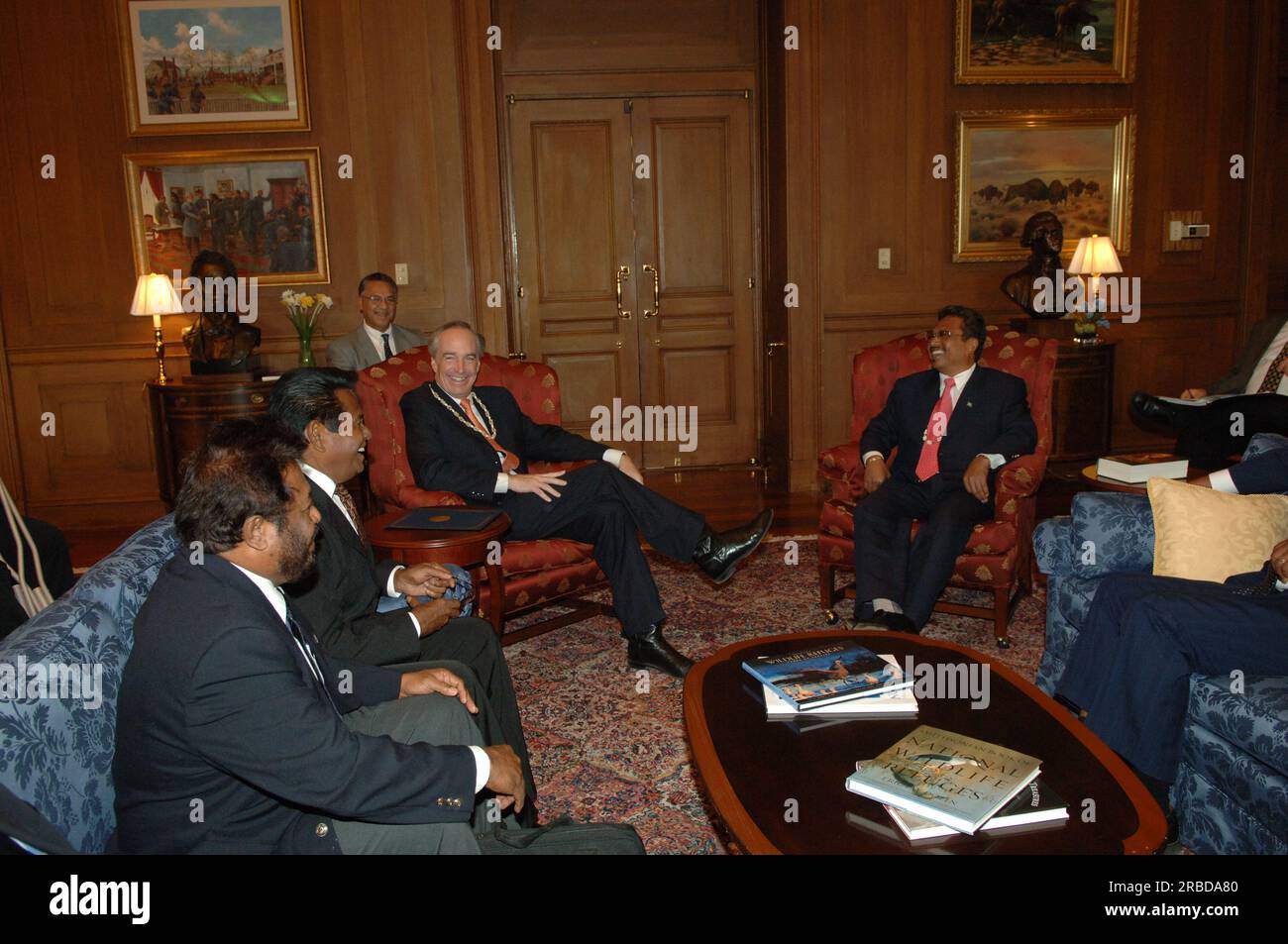 Treffen von Staatssekretär Dirk Kempthorne im Hauptinneren mit einer Regierungsdelegation der Republik Palau unter Leitung von Palau-Präsident Tommy Remengesau. Sekretär Kempthorne und Präsident Remengesau erörterten unter anderem die Möglichkeit, auf der Insel Peleliu in Palau ein nationales Kulturerbe zu errichten, sowie die bevorstehende Überprüfung des Palau-U.S. Kompakt der freien Assoziation. Stockfoto